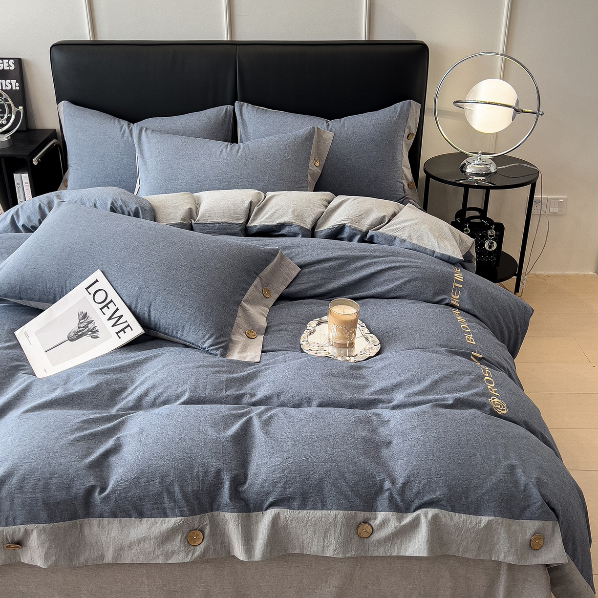 91家纺网 家纺一手货源 找家纺 芃成家纺 2025新款A类全棉色织水洗棉纽扣绣花四件套 纽扣款-蓝灰拼浅灰