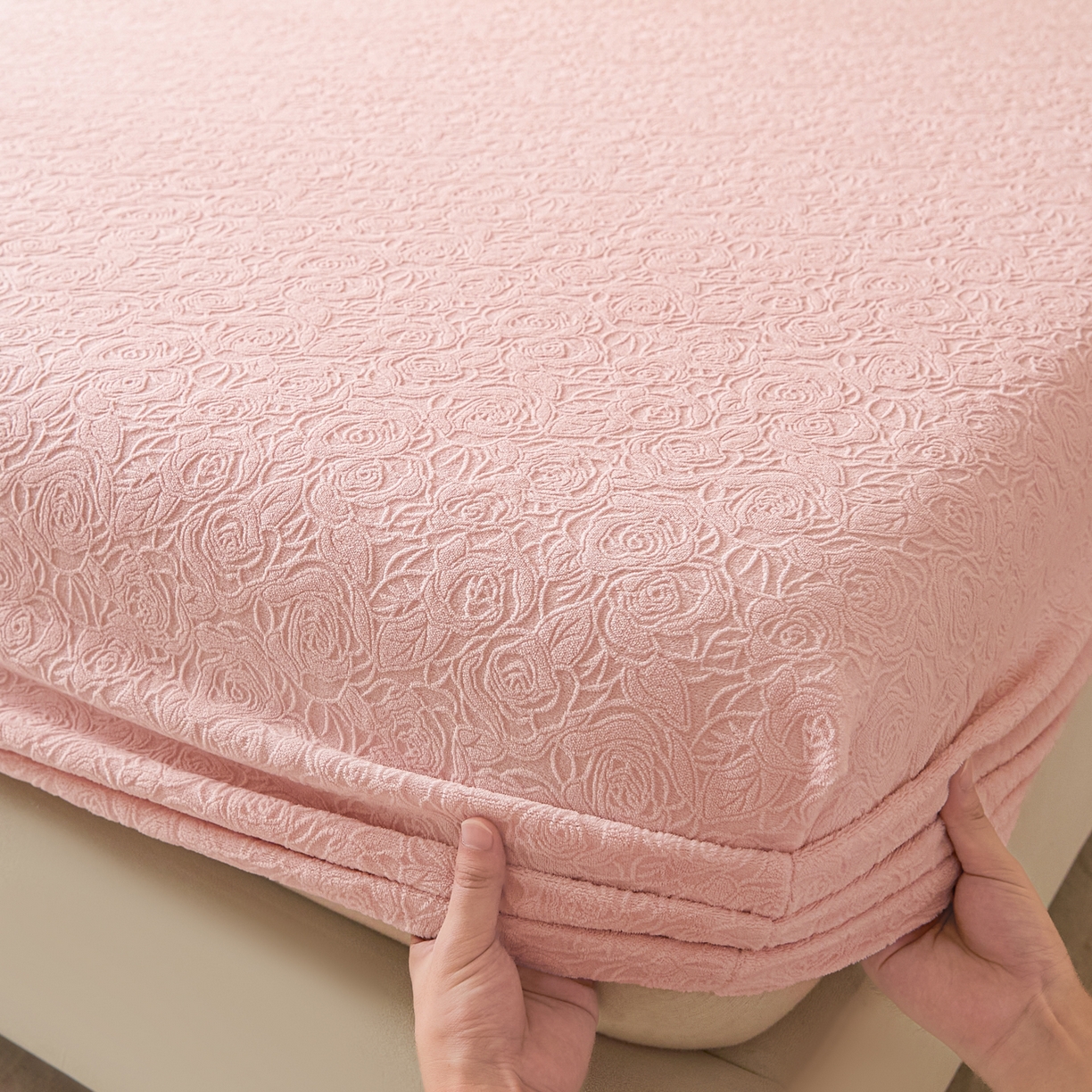 91家纺网 家纺一手货源 找家纺 佳汐蓝家纺 2025新款秋冬高克重牛奶绒雕花床笠三件套 那片花海（粉）