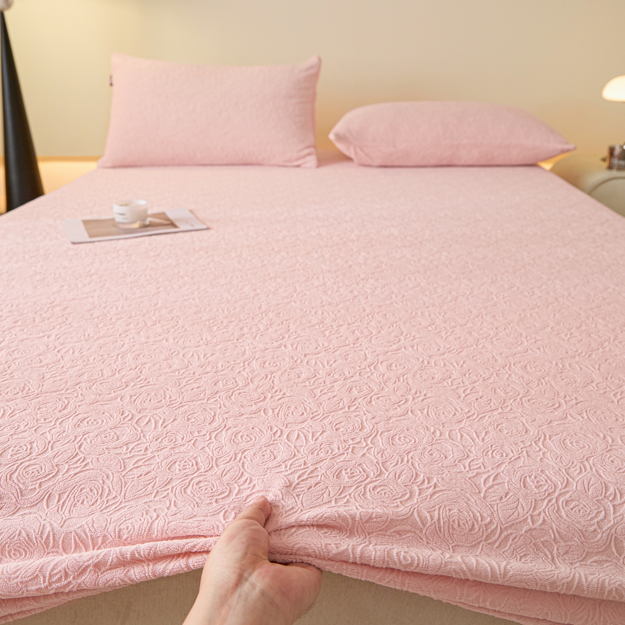 91家纺网 家纺一手货源 找家纺 佳汐蓝家纺 2025新款秋冬高克重牛奶绒雕花床笠三件套 那片花海（粉）