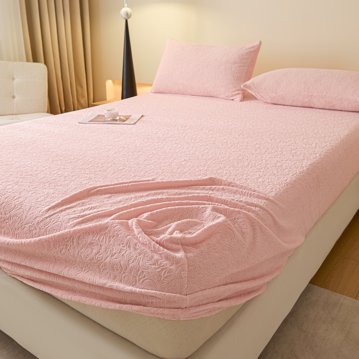 91家纺网 家纺一手货源 找家纺 佳汐蓝家纺 2025新款秋冬高克重牛奶绒雕花床笠三件套 那片花海（粉）