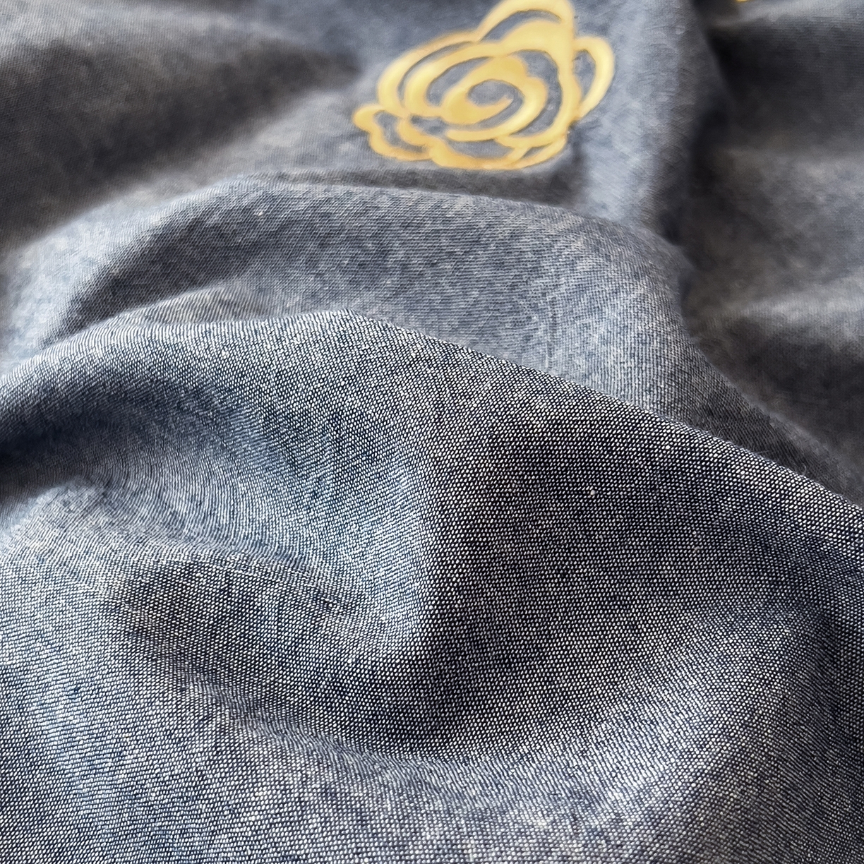 91家纺网 家纺一手货源 找家纺 芃成家纺 2025新款A类全棉色织水洗棉纽扣绣花四件套 纽扣款-蓝灰拼浅灰