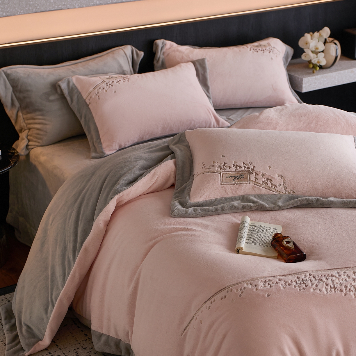 91家纺网 家纺一手货源 找家纺 （总）瑞雪家居 2025新款270g全消光牛奶绒四件套-卡曼缪斯