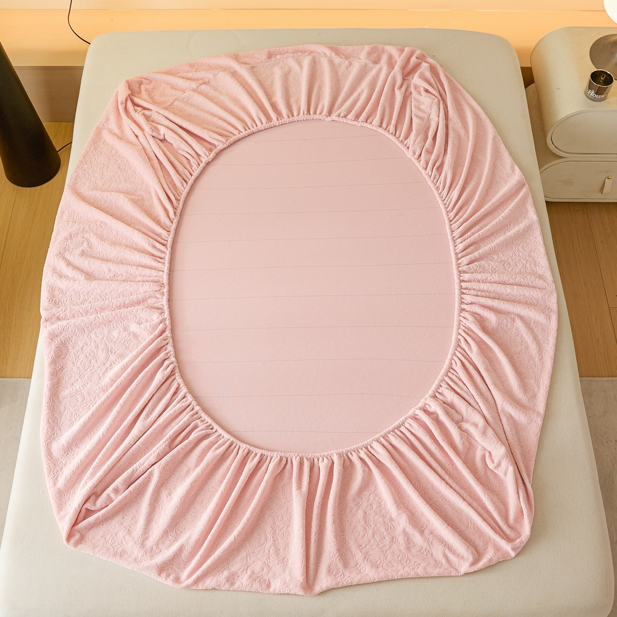 91家纺网 家纺一手货源 找家纺 佳汐蓝家纺 2025新款秋冬高克重牛奶绒雕花床笠三件套 那片花海（粉）