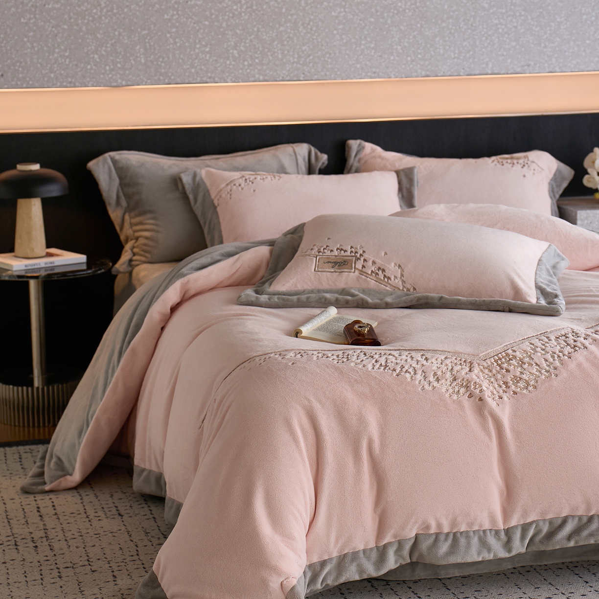 91家纺网 家纺一手货源 找家纺 （总）瑞雪家居 2025新款270g全消光牛奶绒四件套-卡曼缪斯