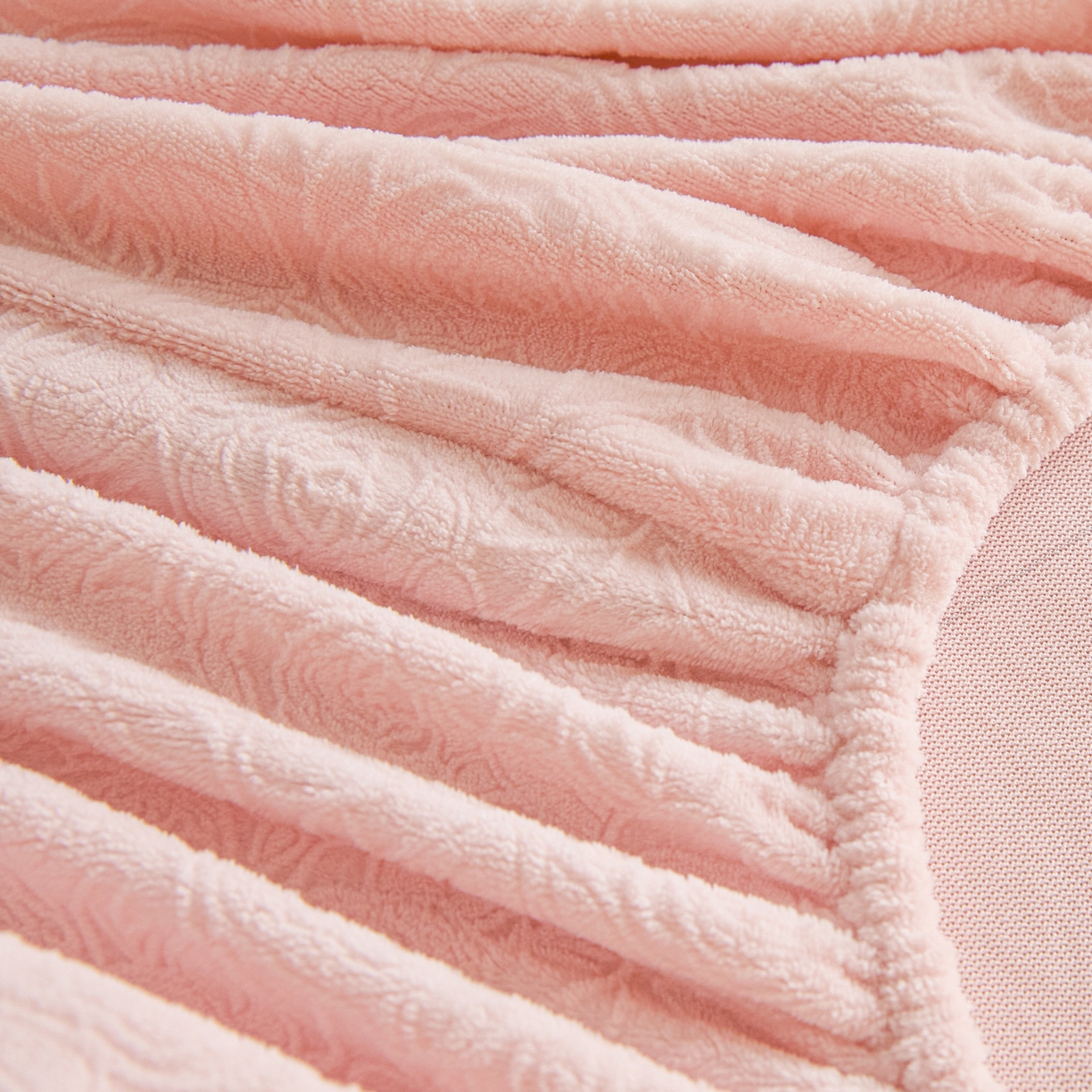 91家纺网 家纺一手货源 找家纺 佳汐蓝家纺 2025新款秋冬高克重牛奶绒雕花床笠三件套 那片花海（粉）