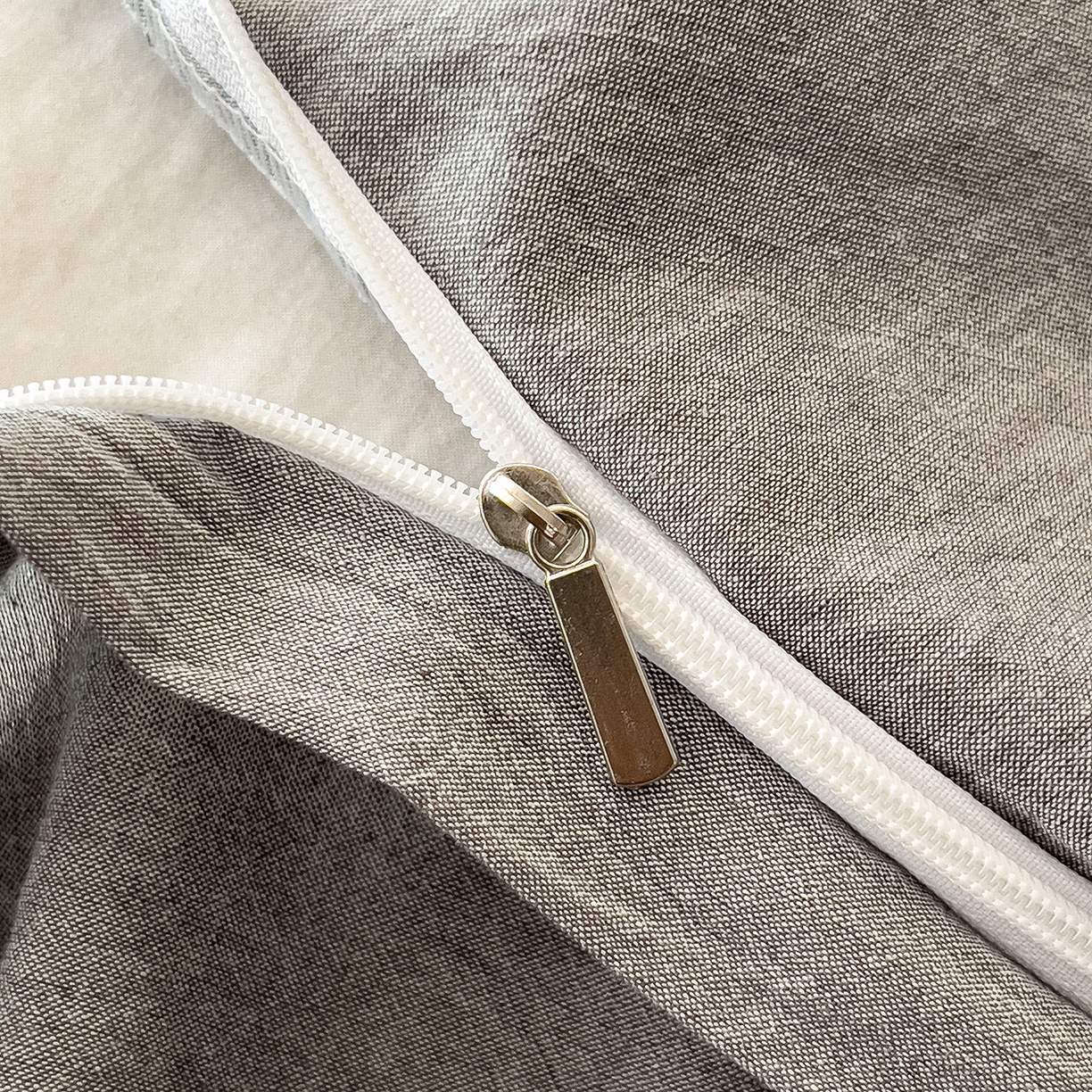 91家纺网 家纺一手货源 找家纺 芃成家纺 2025新款A类全棉色织水洗棉纽扣绣花四件套 纽扣款-蓝灰拼浅灰