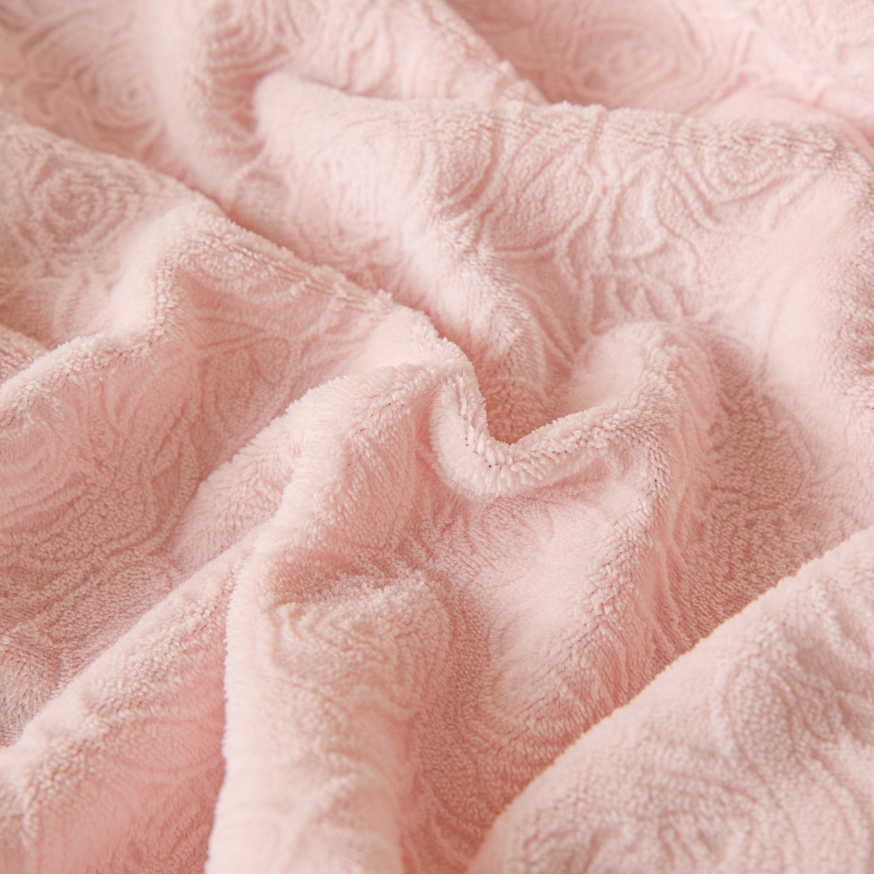 91家纺网 家纺一手货源 找家纺 佳汐蓝家纺 2025新款秋冬高克重牛奶绒雕花床笠三件套 那片花海（粉）