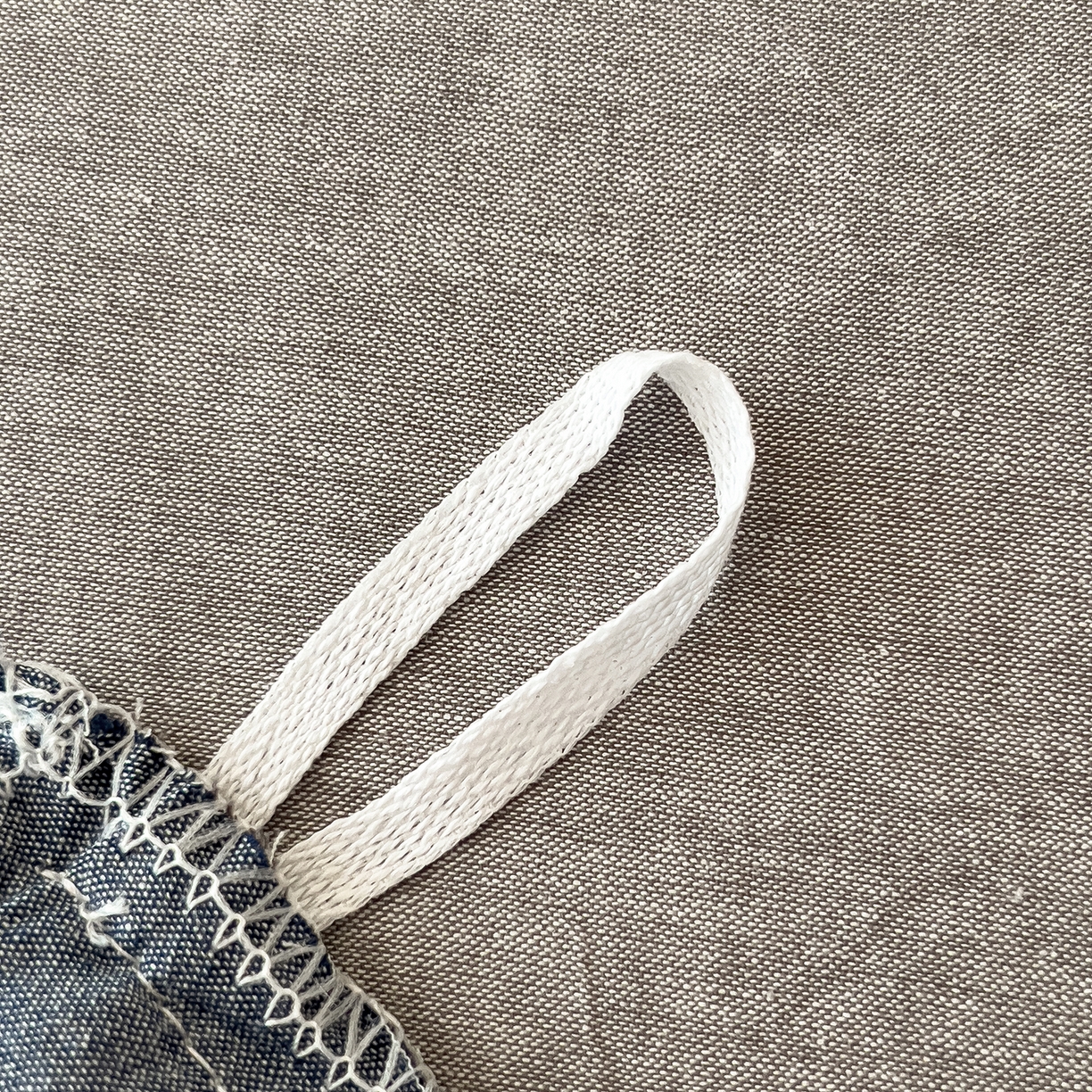 91家纺网 家纺一手货源 找家纺 芃成家纺 2025新款A类全棉色织水洗棉纽扣绣花四件套 纽扣款-蓝灰拼浅灰