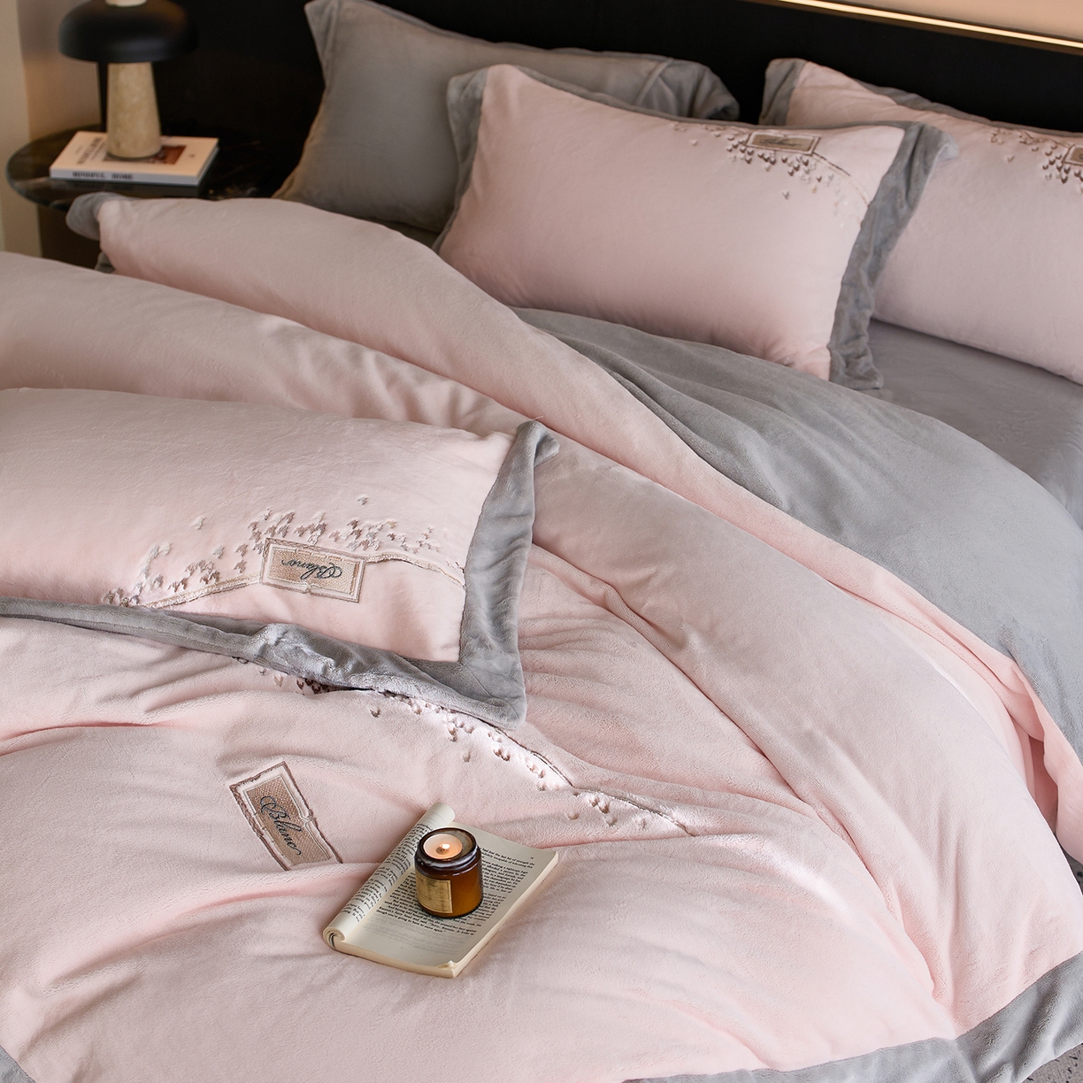 91家纺网 家纺一手货源 找家纺 （总）瑞雪家居 2025新款270g全消光牛奶绒四件套-卡曼缪斯