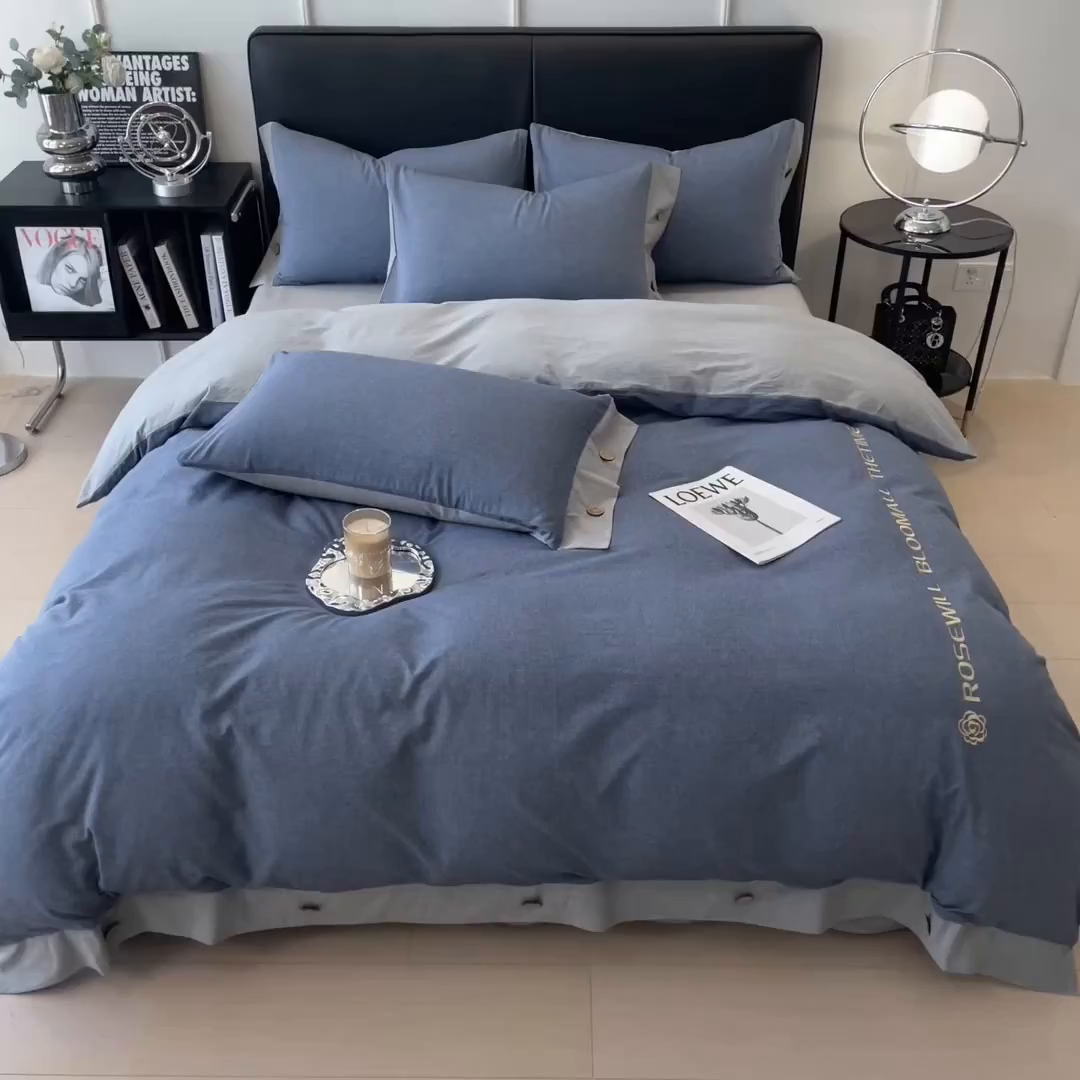 91家纺网 家纺一手货源 找家纺 芃成家纺 2025新款A类全棉色织水洗棉纽扣绣花四件套 纽扣款-蓝灰拼浅灰