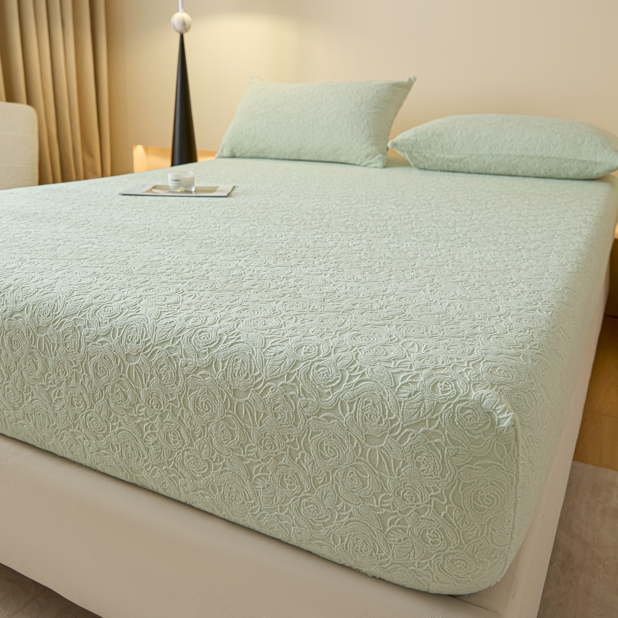 91家纺网 家纺一手货源 找家纺 佳汐蓝家纺 2025新款秋冬高克重牛奶绒雕花床笠三件套 那片花海（绿）