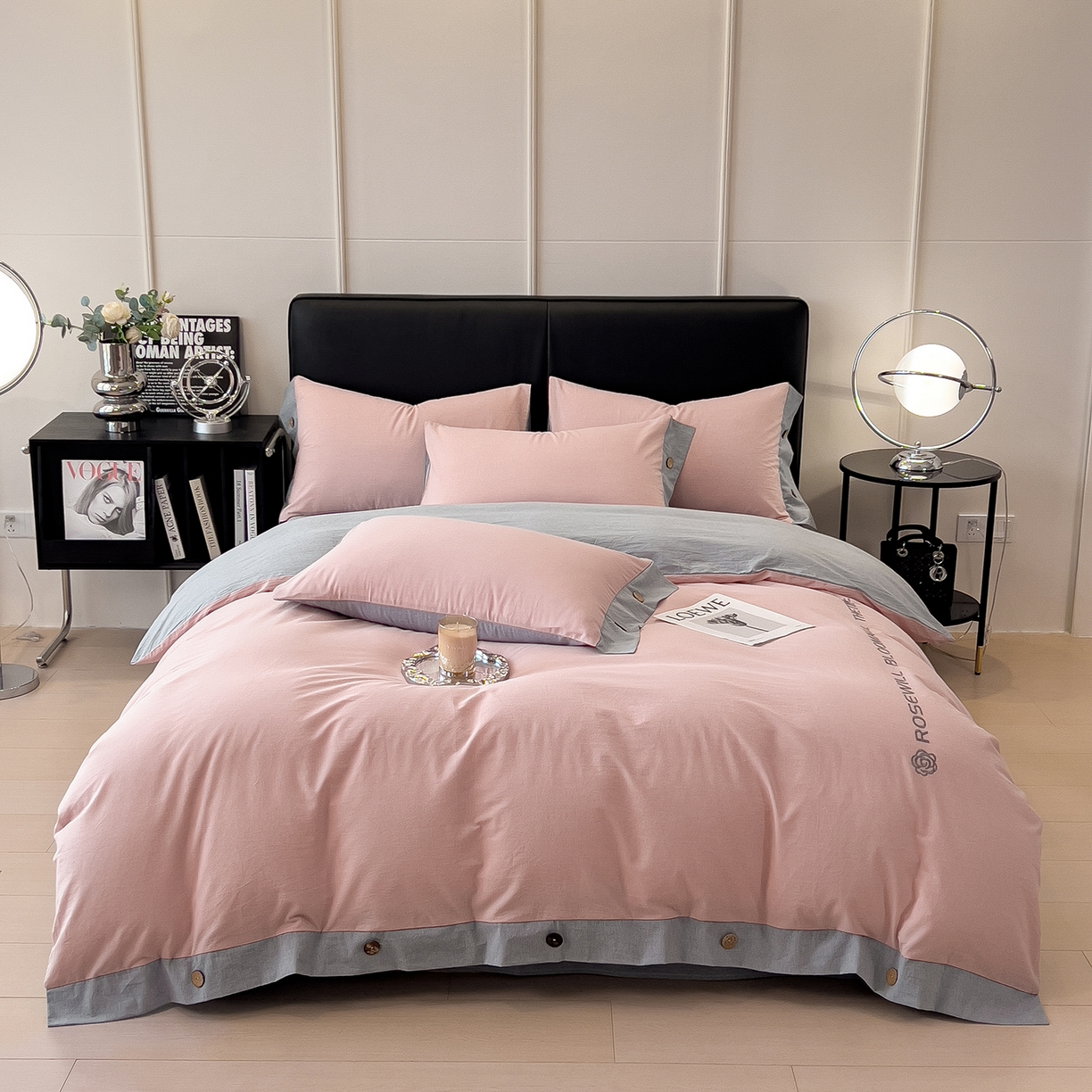 91家纺网 家纺一手货源 找家纺 芃成家纺 2025新款A类全棉色织水洗棉纽扣绣花四件套 纽扣款-浅粉拼浅灰