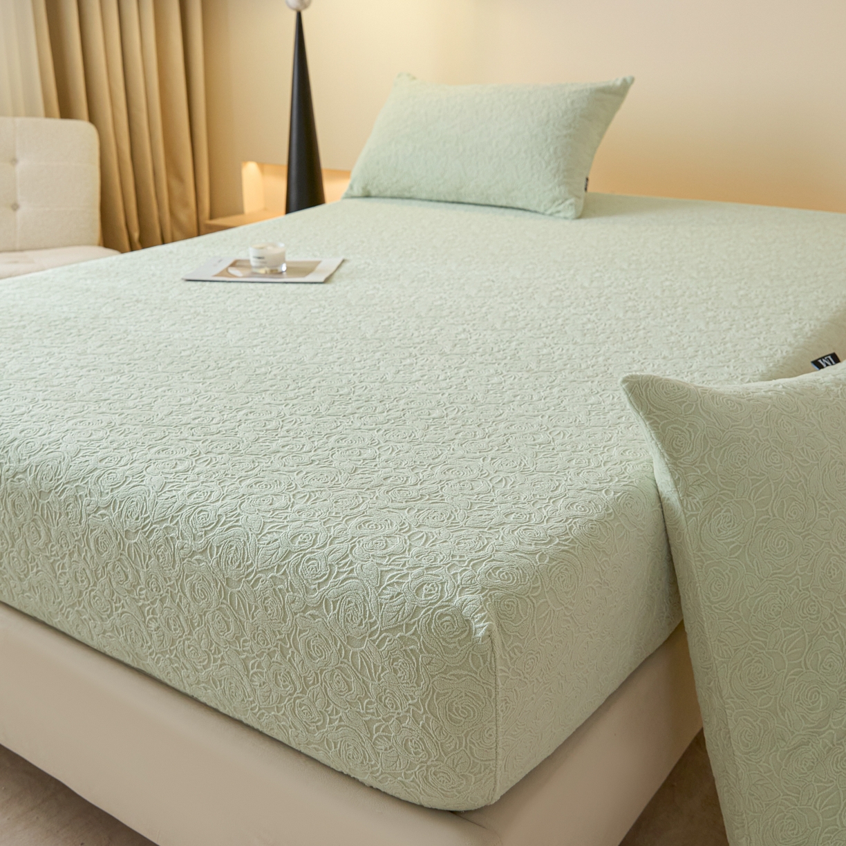 91家纺网 家纺一手货源 找家纺 佳汐蓝家纺 2025新款秋冬高克重牛奶绒雕花床笠三件套 那片花海（绿）