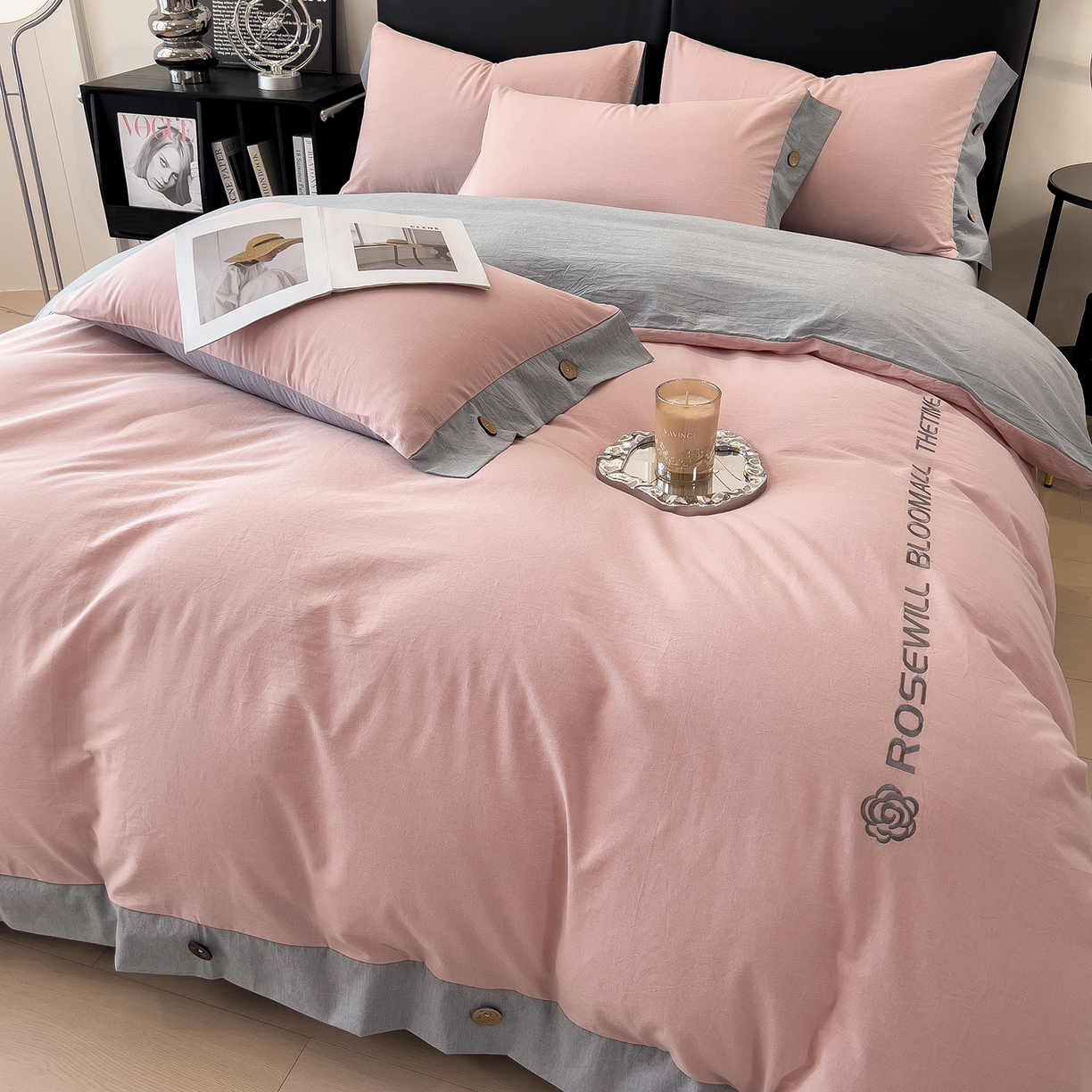 91家纺网 家纺一手货源 找家纺 芃成家纺 2025新款A类全棉色织水洗棉纽扣绣花四件套 纽扣款-浅粉拼浅灰