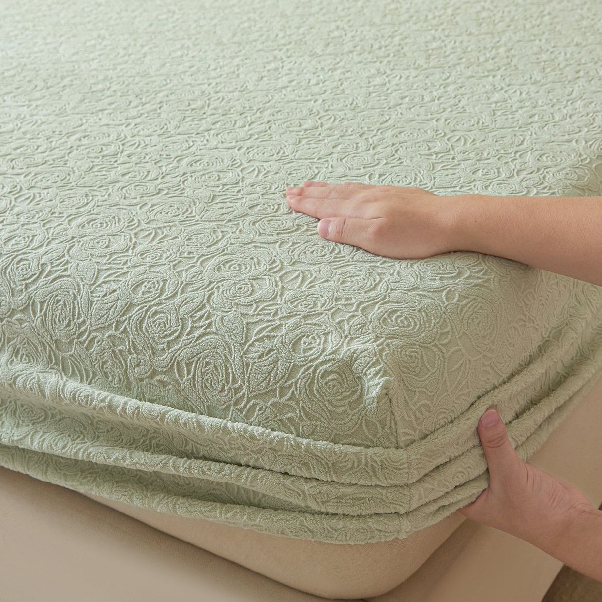 91家纺网 家纺一手货源 找家纺 佳汐蓝家纺 2025新款秋冬高克重牛奶绒雕花床笠三件套 那片花海（绿）