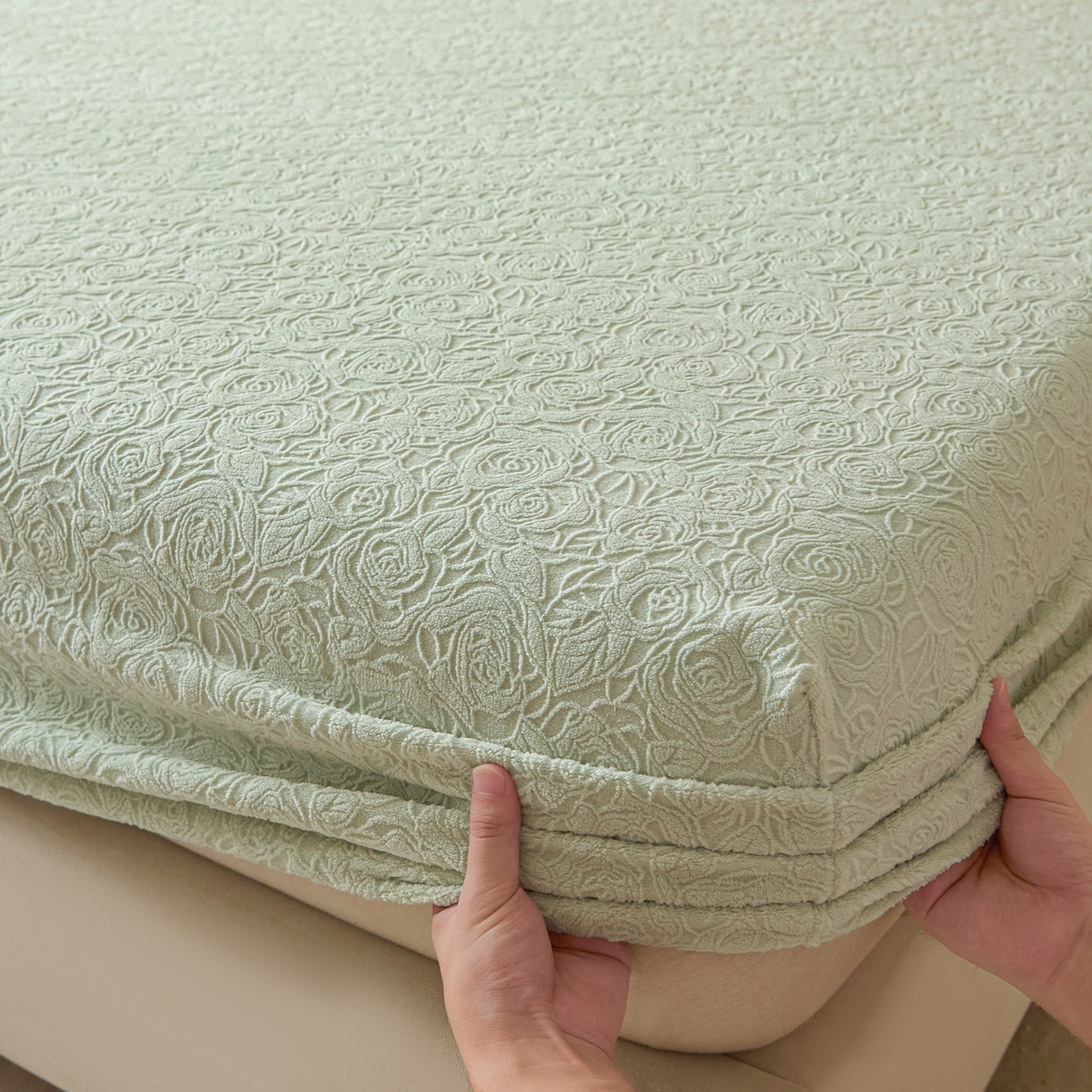 91家纺网 家纺一手货源 找家纺 佳汐蓝家纺 2025新款秋冬高克重牛奶绒雕花床笠三件套 那片花海（绿）