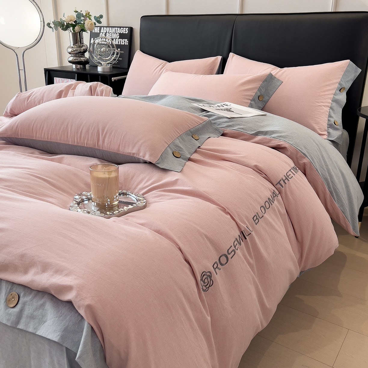 91家纺网 家纺一手货源 找家纺 芃成家纺 2025新款A类全棉色织水洗棉纽扣绣花四件套 纽扣款-浅粉拼浅灰