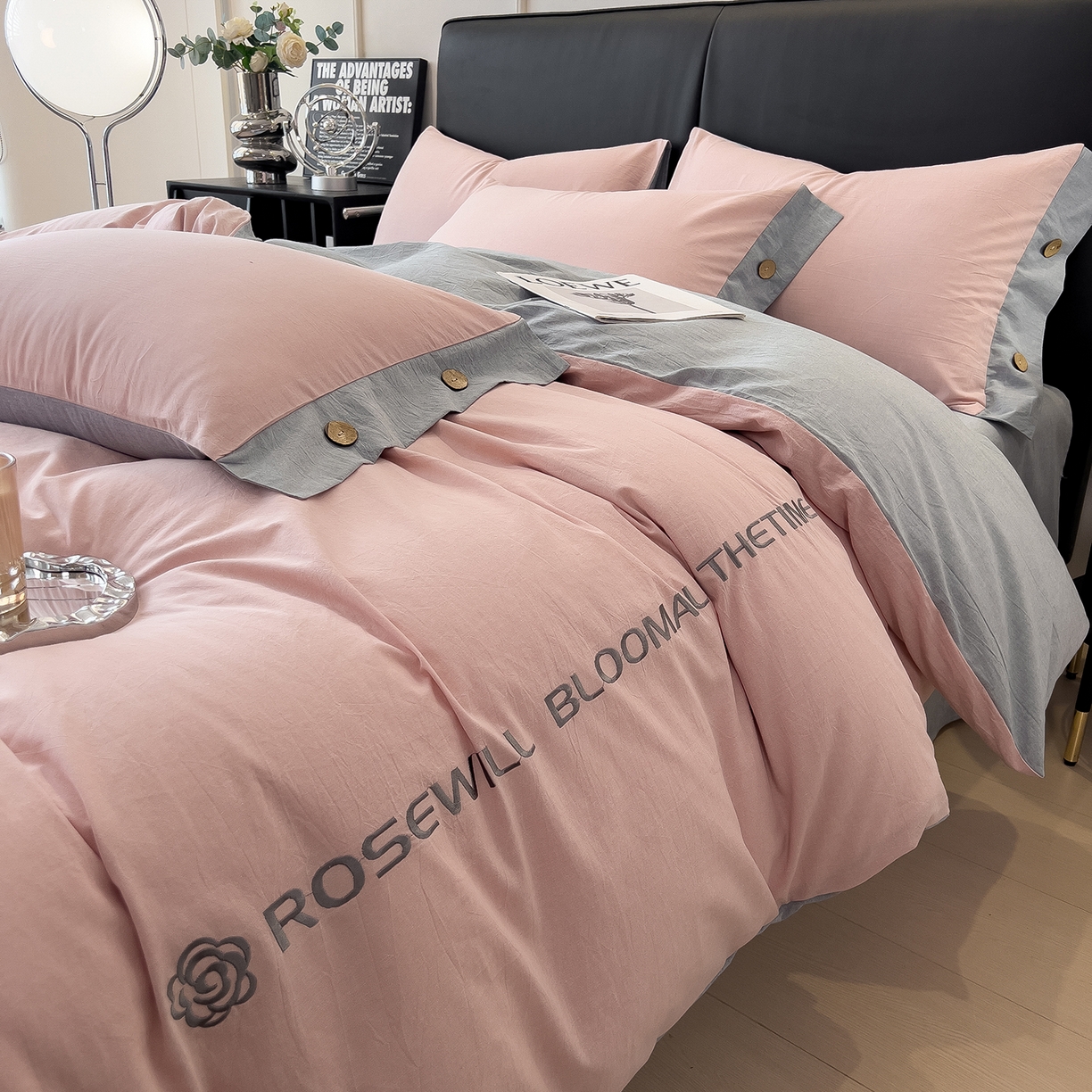 91家纺网 家纺一手货源 找家纺 芃成家纺 2025新款A类全棉色织水洗棉纽扣绣花四件套 纽扣款-浅粉拼浅灰