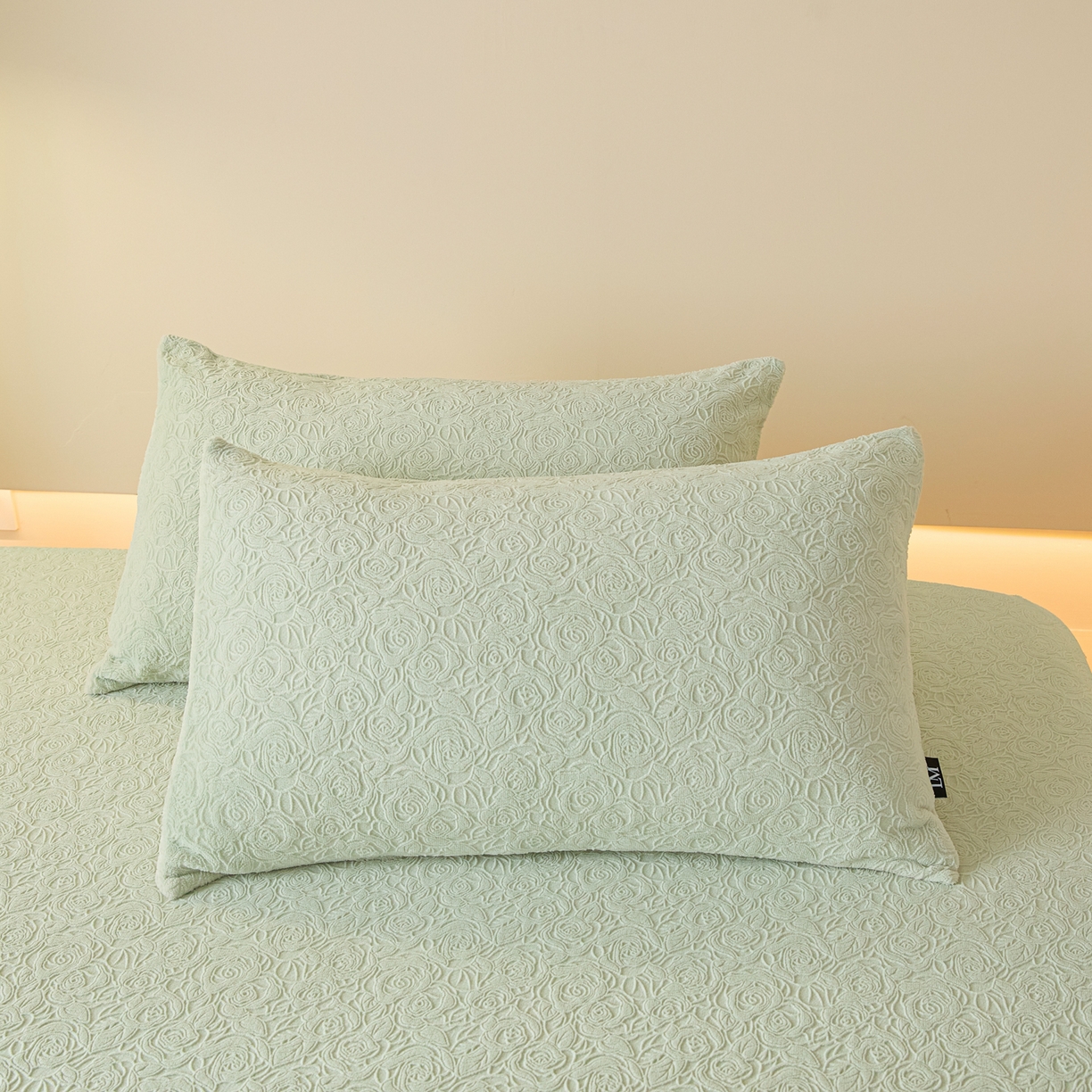 91家纺网 家纺一手货源 找家纺 佳汐蓝家纺 2025新款秋冬高克重牛奶绒雕花床笠三件套 那片花海（绿）