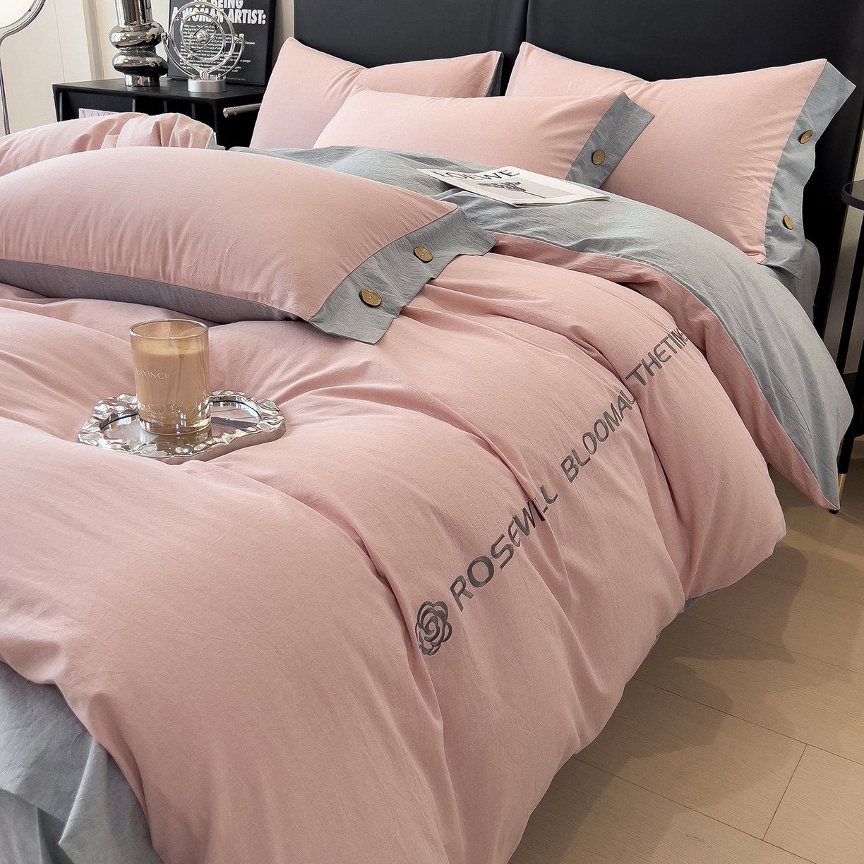 91家纺网 家纺一手货源 找家纺 芃成家纺 2025新款A类全棉色织水洗棉纽扣绣花四件套 纽扣款-浅粉拼浅灰