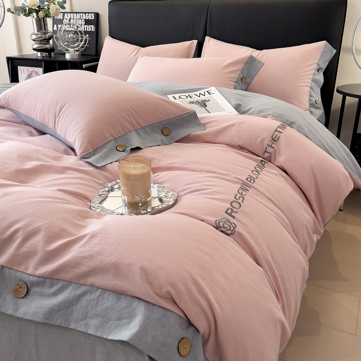 91家纺网 家纺一手货源 找家纺 芃成家纺 2025新款A类全棉色织水洗棉纽扣绣花四件套 纽扣款-浅粉拼浅灰