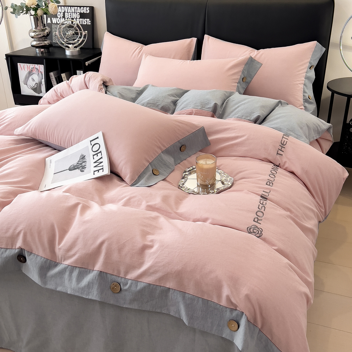 91家纺网 家纺一手货源 找家纺 芃成家纺 2025新款A类全棉色织水洗棉纽扣绣花四件套 纽扣款-浅粉拼浅灰