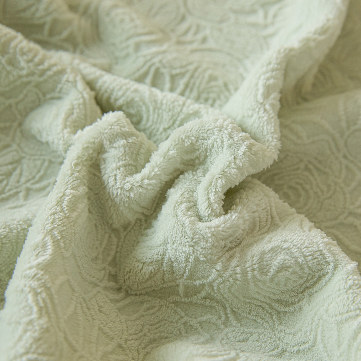 91家纺网 家纺一手货源 找家纺 佳汐蓝家纺 2025新款秋冬高克重牛奶绒雕花床笠三件套 那片花海（绿）