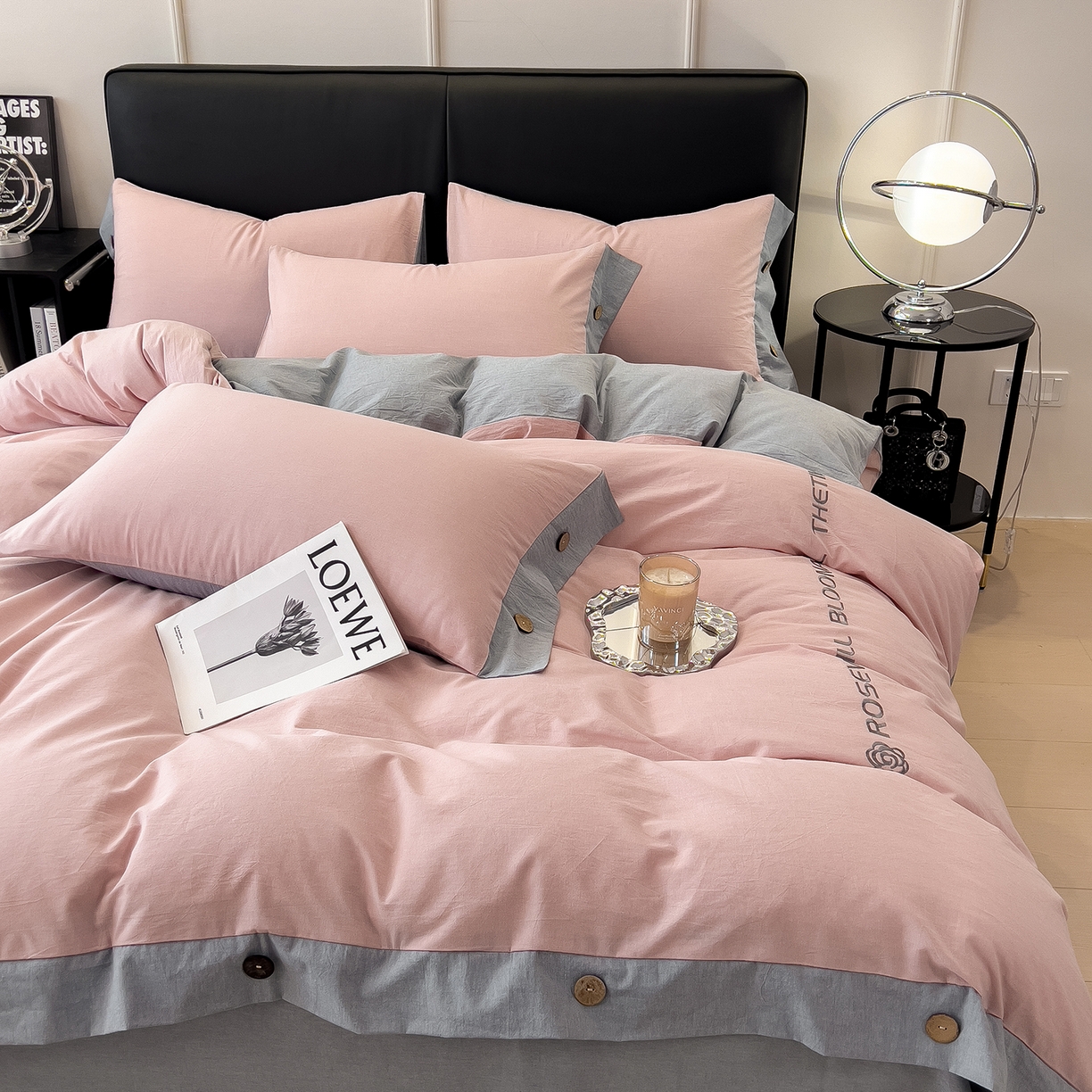 91家纺网 家纺一手货源 找家纺 芃成家纺 2025新款A类全棉色织水洗棉纽扣绣花四件套 纽扣款-浅粉拼浅灰