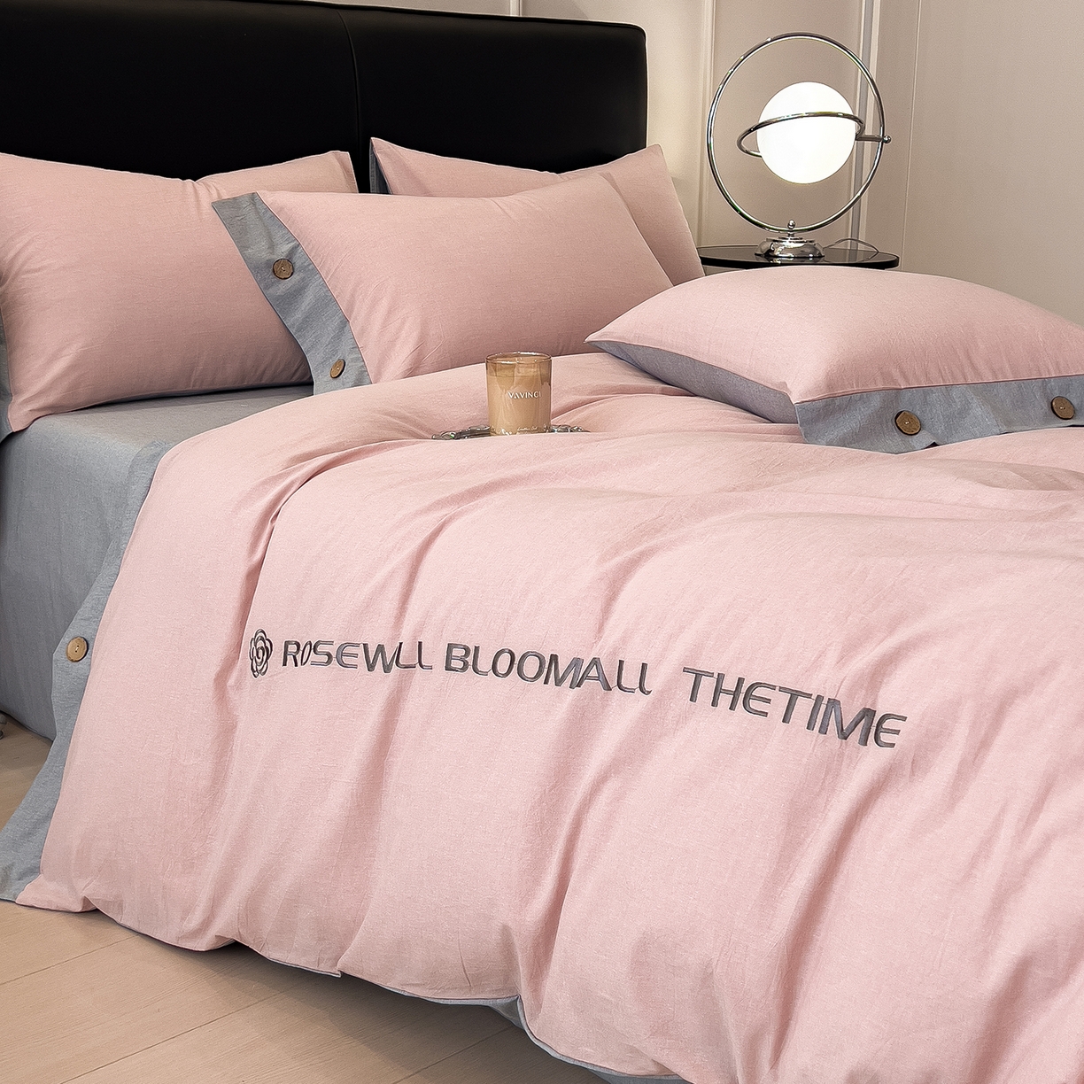 91家纺网 家纺一手货源 找家纺 芃成家纺 2025新款A类全棉色织水洗棉纽扣绣花四件套 纽扣款-浅粉拼浅灰