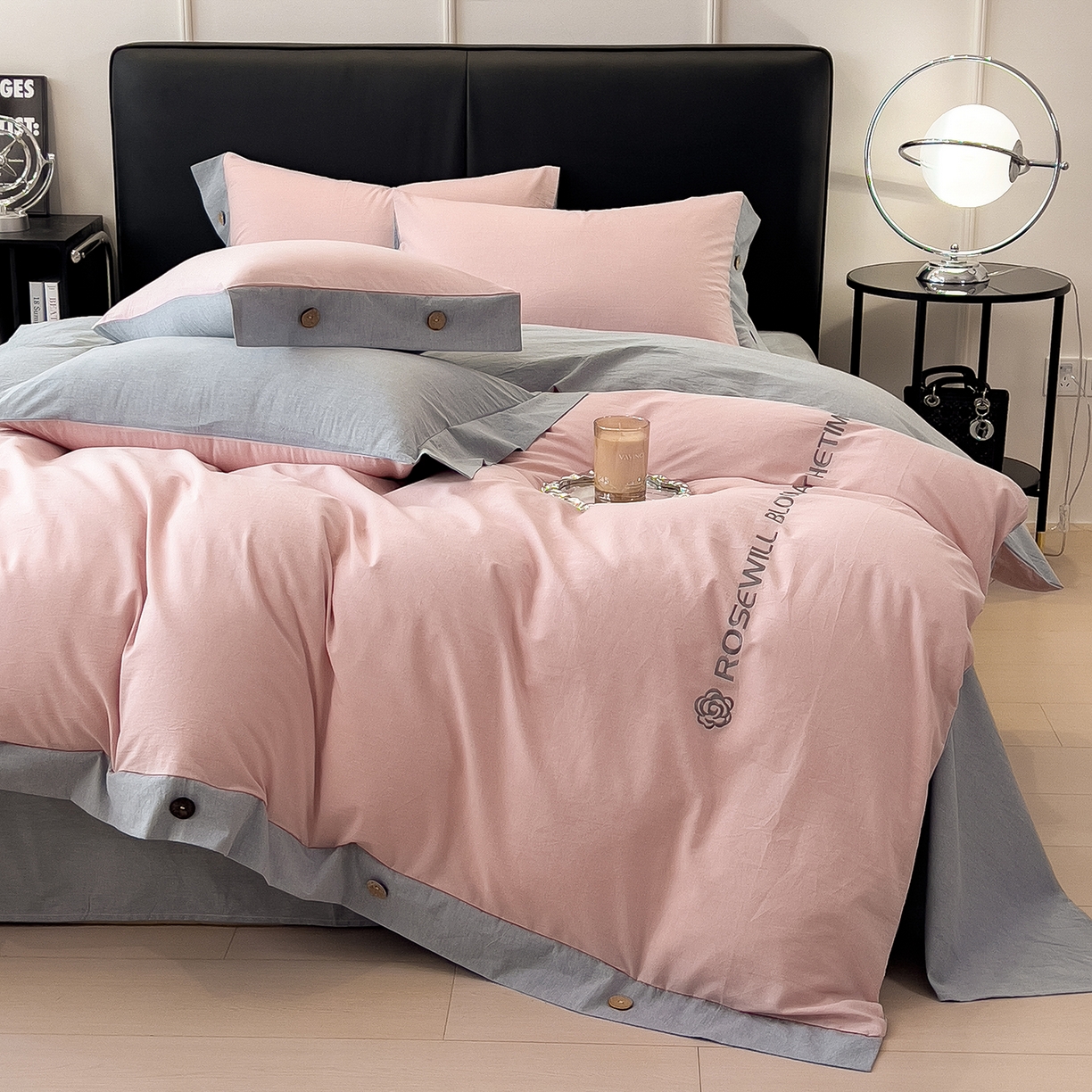 91家纺网 家纺一手货源 找家纺 芃成家纺 2025新款A类全棉色织水洗棉纽扣绣花四件套 纽扣款-浅粉拼浅灰