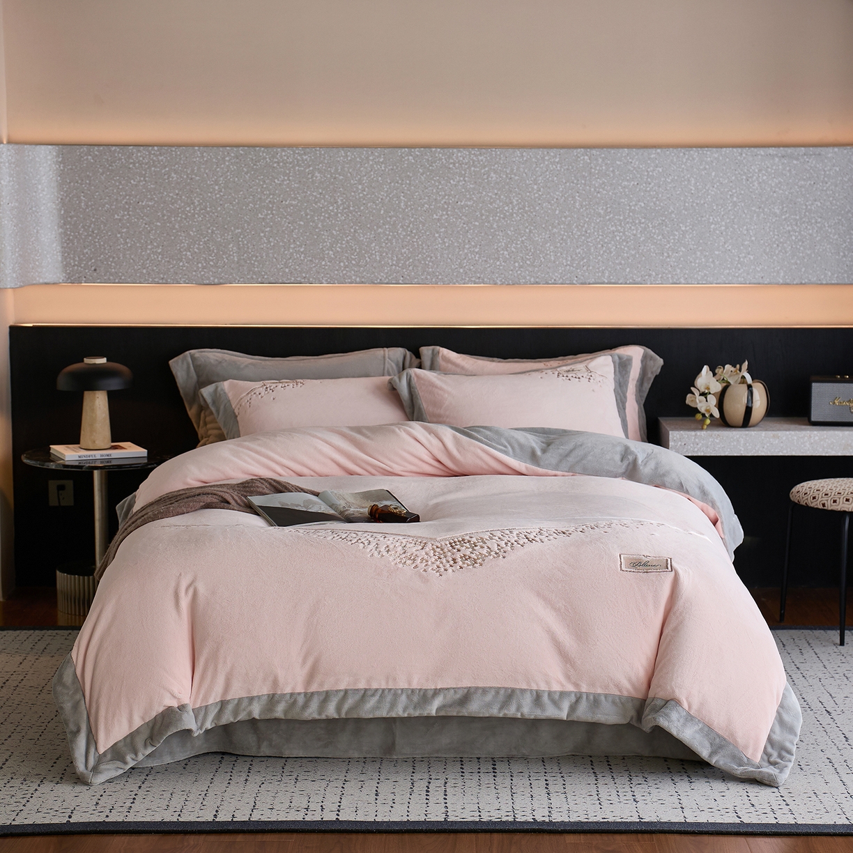 91家纺网 家纺一手货源 找家纺 （总）瑞雪家居 2025新款270g全消光牛奶绒四件套-卡曼缪斯