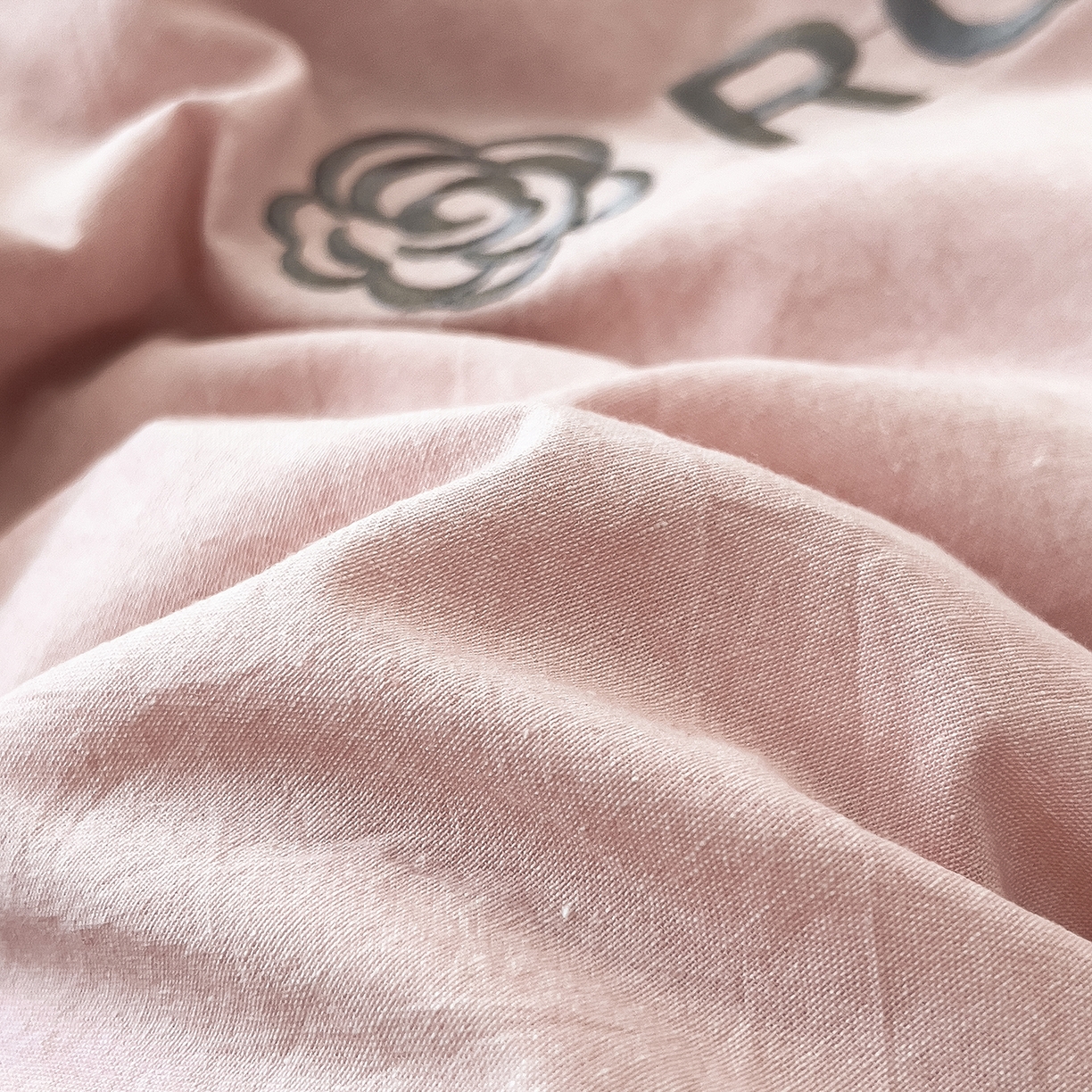 91家纺网 家纺一手货源 找家纺 芃成家纺 2025新款A类全棉色织水洗棉纽扣绣花四件套 纽扣款-浅粉拼浅灰