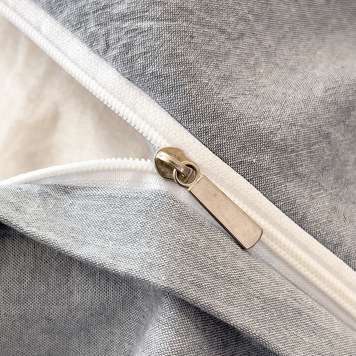 91家纺网 家纺一手货源 找家纺 芃成家纺 2025新款A类全棉色织水洗棉纽扣绣花四件套 纽扣款-浅粉拼浅灰