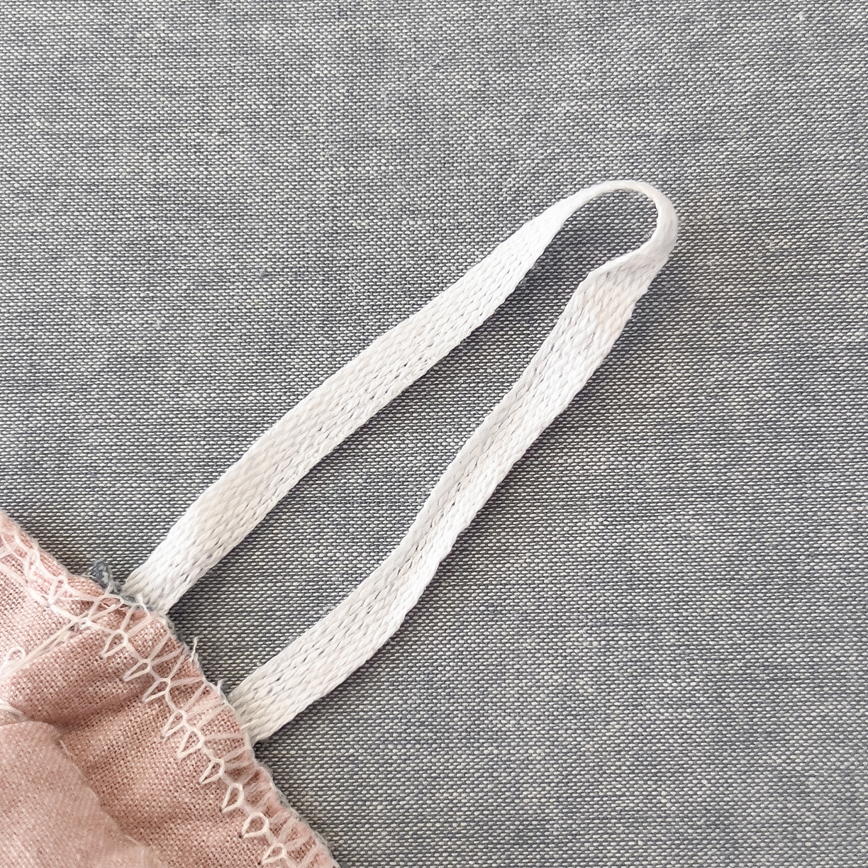 91家纺网 家纺一手货源 找家纺 芃成家纺 2025新款A类全棉色织水洗棉纽扣绣花四件套 纽扣款-浅粉拼浅灰