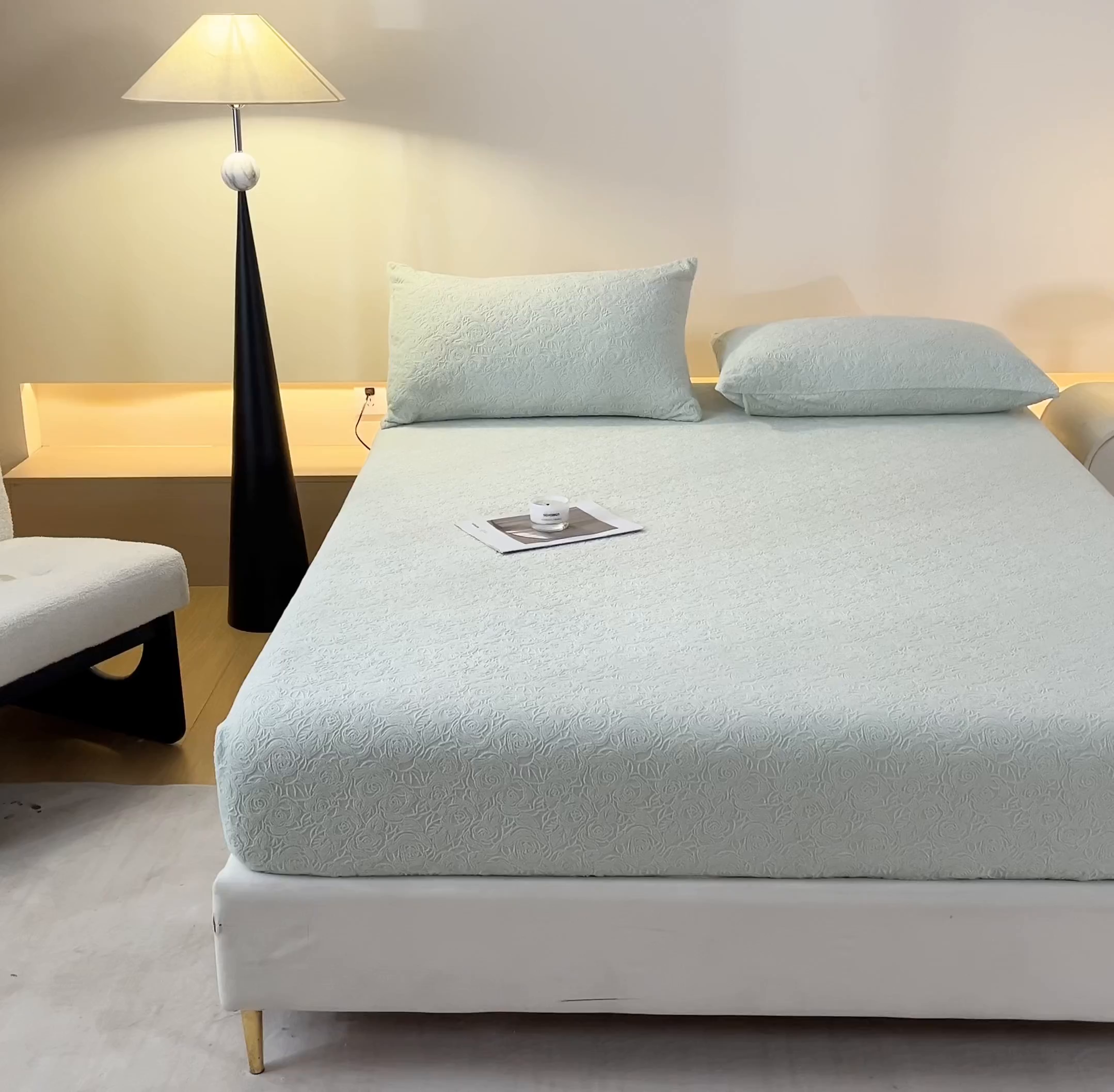 91家纺网 家纺一手货源 找家纺 佳汐蓝家纺 2025新款秋冬高克重牛奶绒雕花床笠三件套 那片花海（绿）