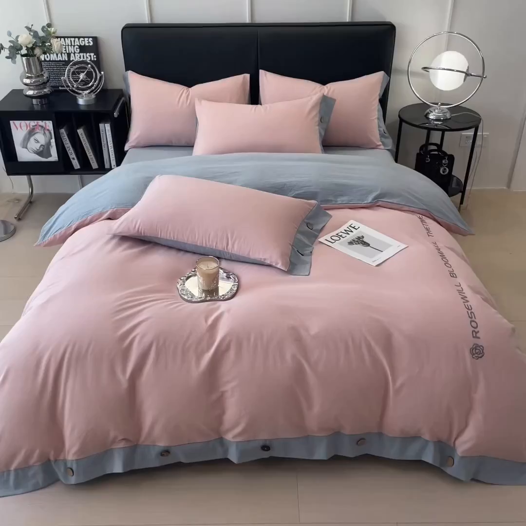 91家纺网 家纺一手货源 找家纺 芃成家纺 2025新款A类全棉色织水洗棉纽扣绣花四件套 纽扣款-浅粉拼浅灰