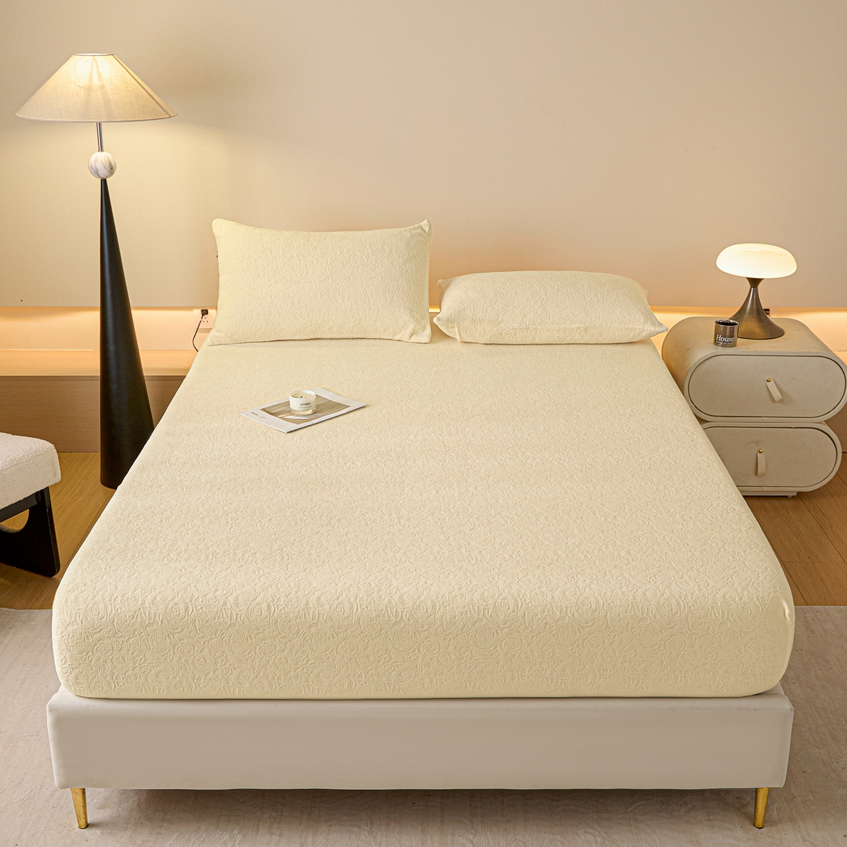 91家纺网 家纺一手货源 找家纺 佳汐蓝家纺 2025新款秋冬高克重牛奶绒雕花床笠三件套 那片花海（奶油黄）