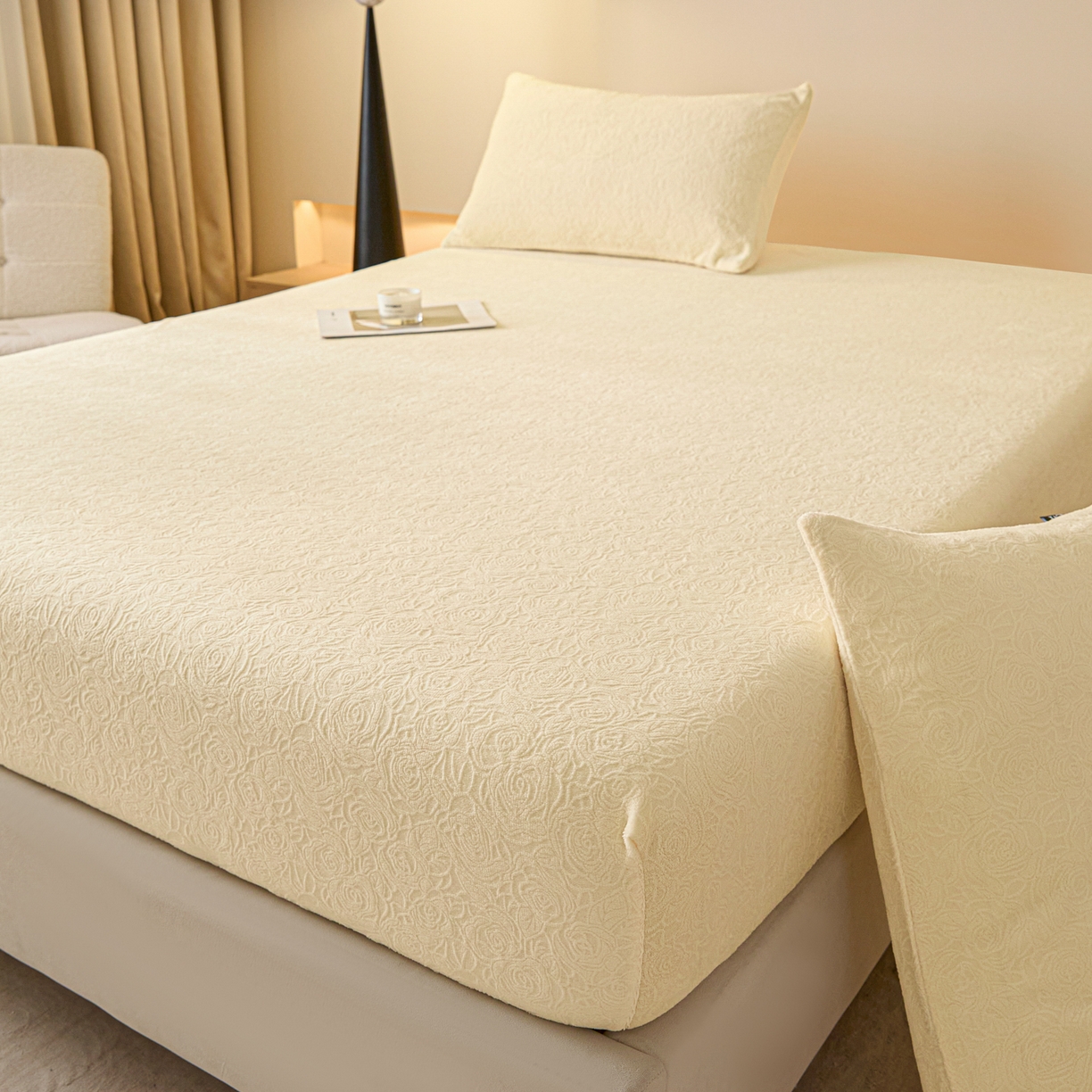 91家纺网 家纺一手货源 找家纺 佳汐蓝家纺 2025新款秋冬高克重牛奶绒雕花床笠三件套 那片花海（奶油黄）