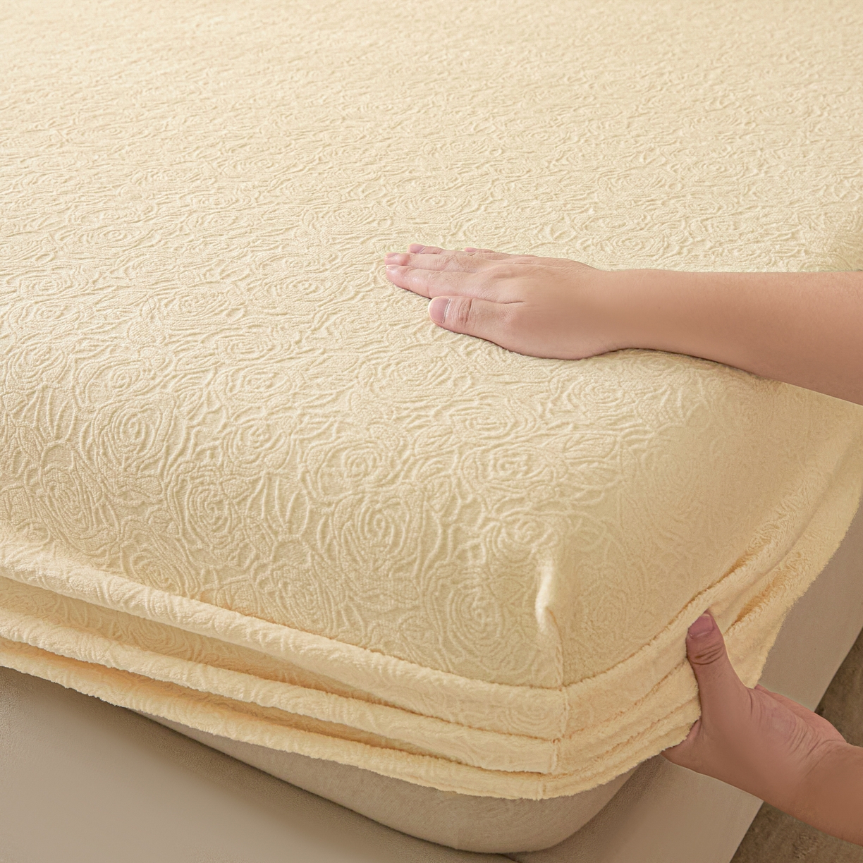 91家纺网 家纺一手货源 找家纺 佳汐蓝家纺 2025新款秋冬高克重牛奶绒雕花床笠三件套 那片花海（奶油黄）