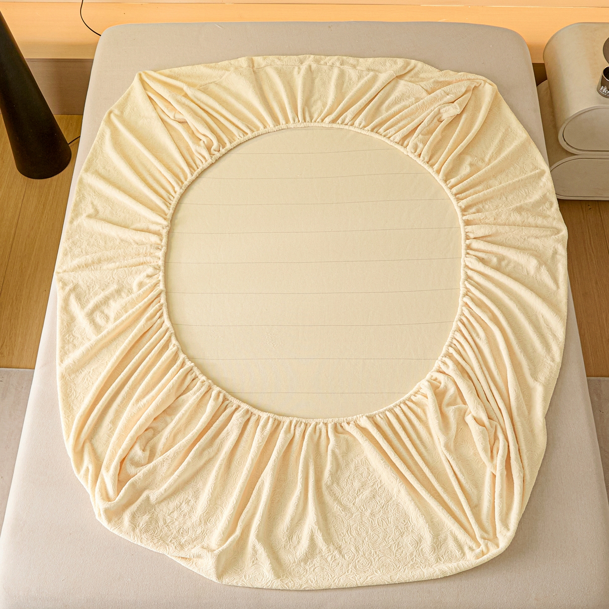 91家纺网 家纺一手货源 找家纺 佳汐蓝家纺 2025新款秋冬高克重牛奶绒雕花床笠三件套 那片花海（奶油黄）