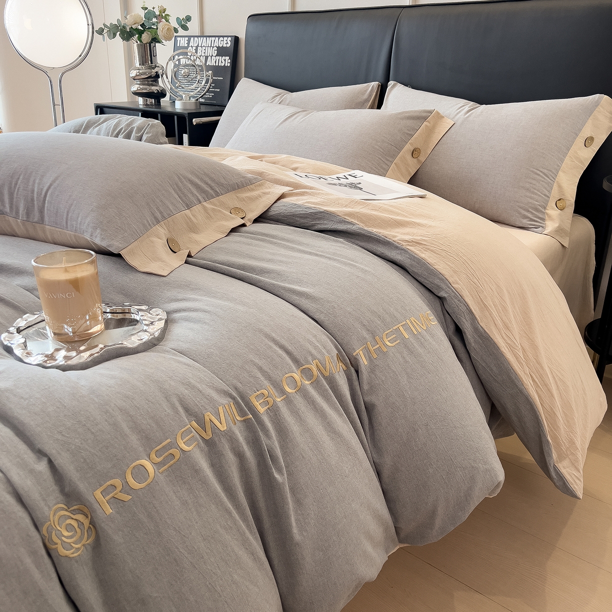 91家纺网 家纺一手货源 找家纺 芃成家纺 2025新款A类全棉色织水洗棉纽扣绣花四件套 纽扣款-浅灰拼卡其