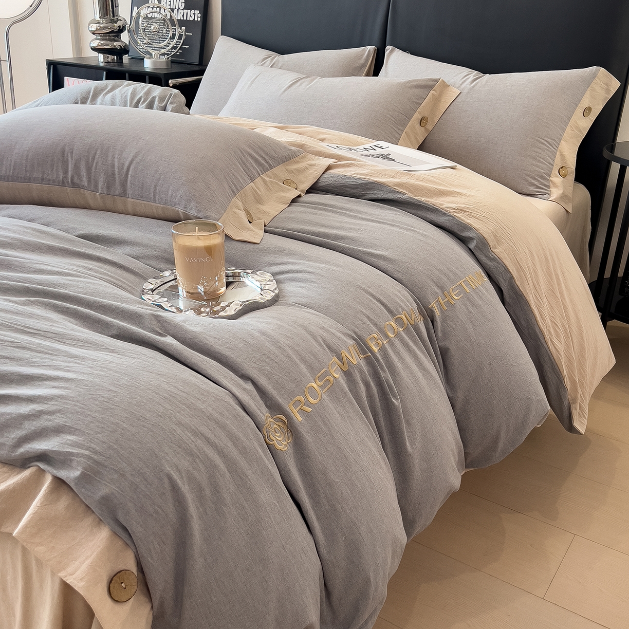 91家纺网 家纺一手货源 找家纺 芃成家纺 2025新款A类全棉色织水洗棉纽扣绣花四件套 纽扣款-浅灰拼卡其