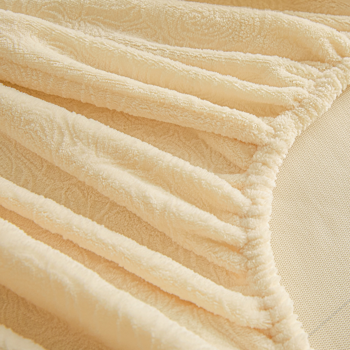 91家纺网 家纺一手货源 找家纺 佳汐蓝家纺 2025新款秋冬高克重牛奶绒雕花床笠三件套 那片花海（奶油黄）