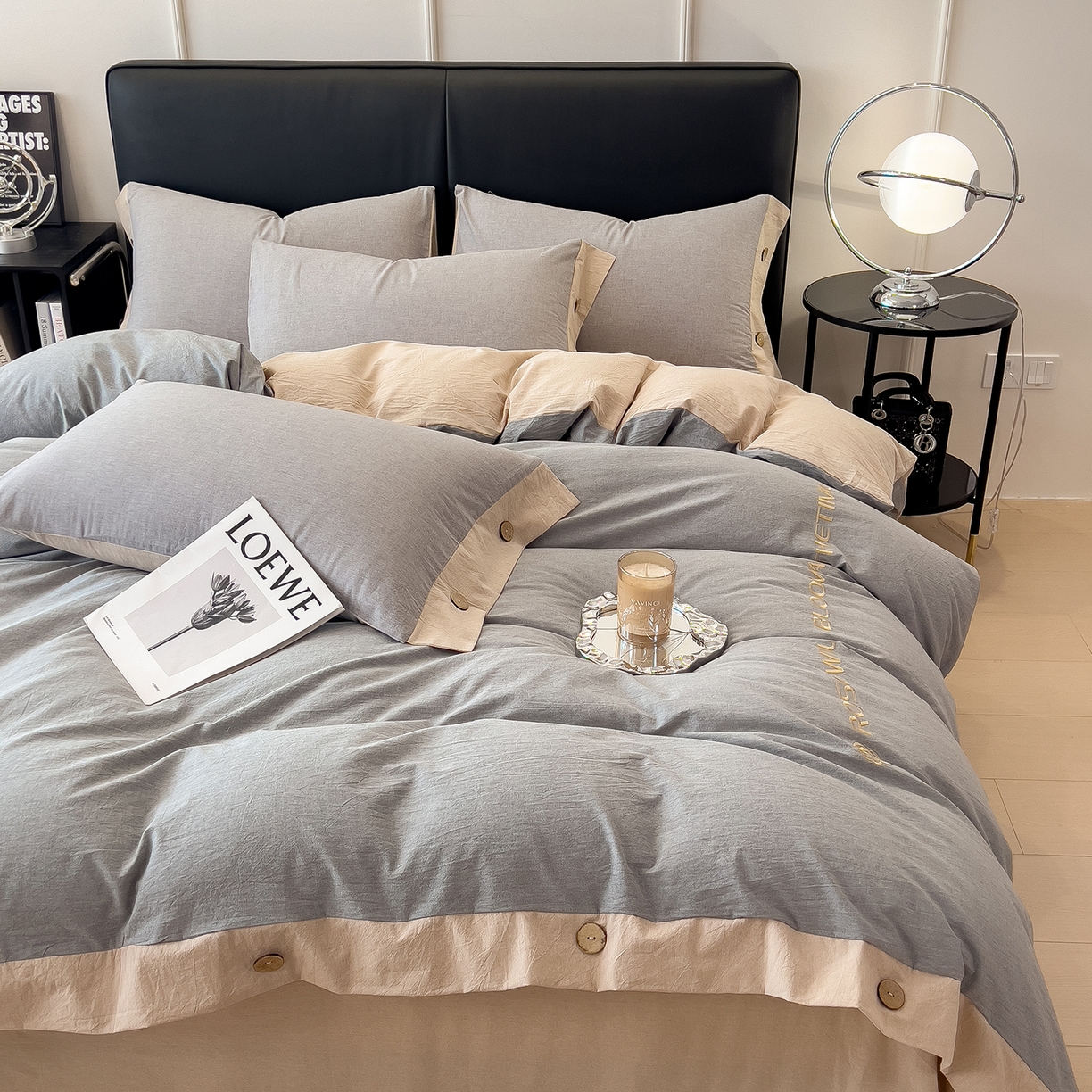 91家纺网 家纺一手货源 找家纺 芃成家纺 2025新款A类全棉色织水洗棉纽扣绣花四件套 纽扣款-浅灰拼卡其