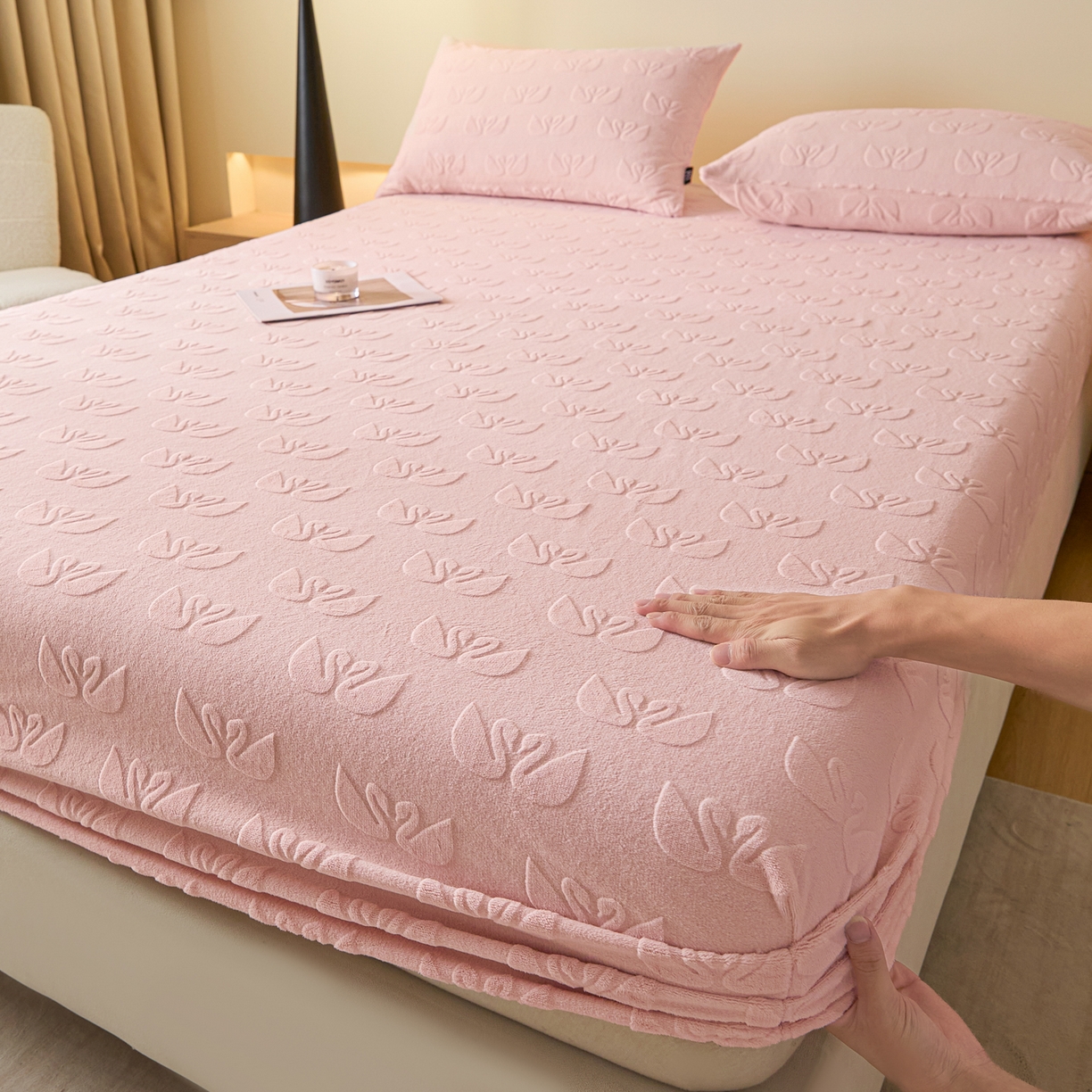 佳汐蓝家纺 2025新款秋冬高克重牛奶绒雕花床笠三件套 天鹅湖畔（粉）