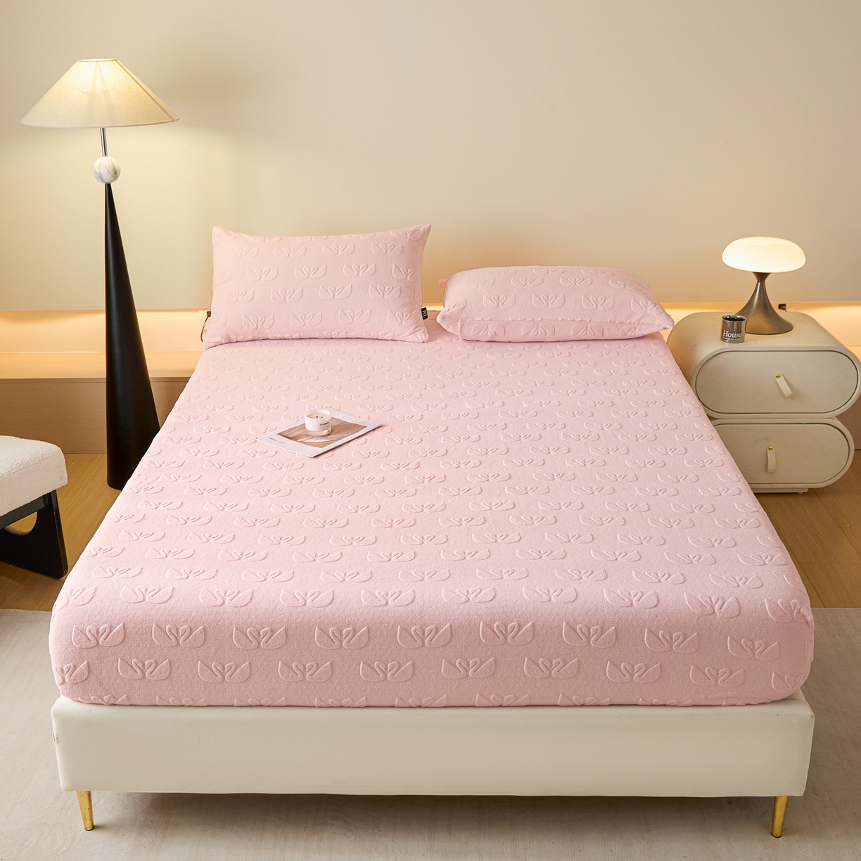 91家纺网 家纺一手货源 找家纺 佳汐蓝家纺 2025新款秋冬高克重牛奶绒雕花床笠三件套 天鹅湖畔（粉）