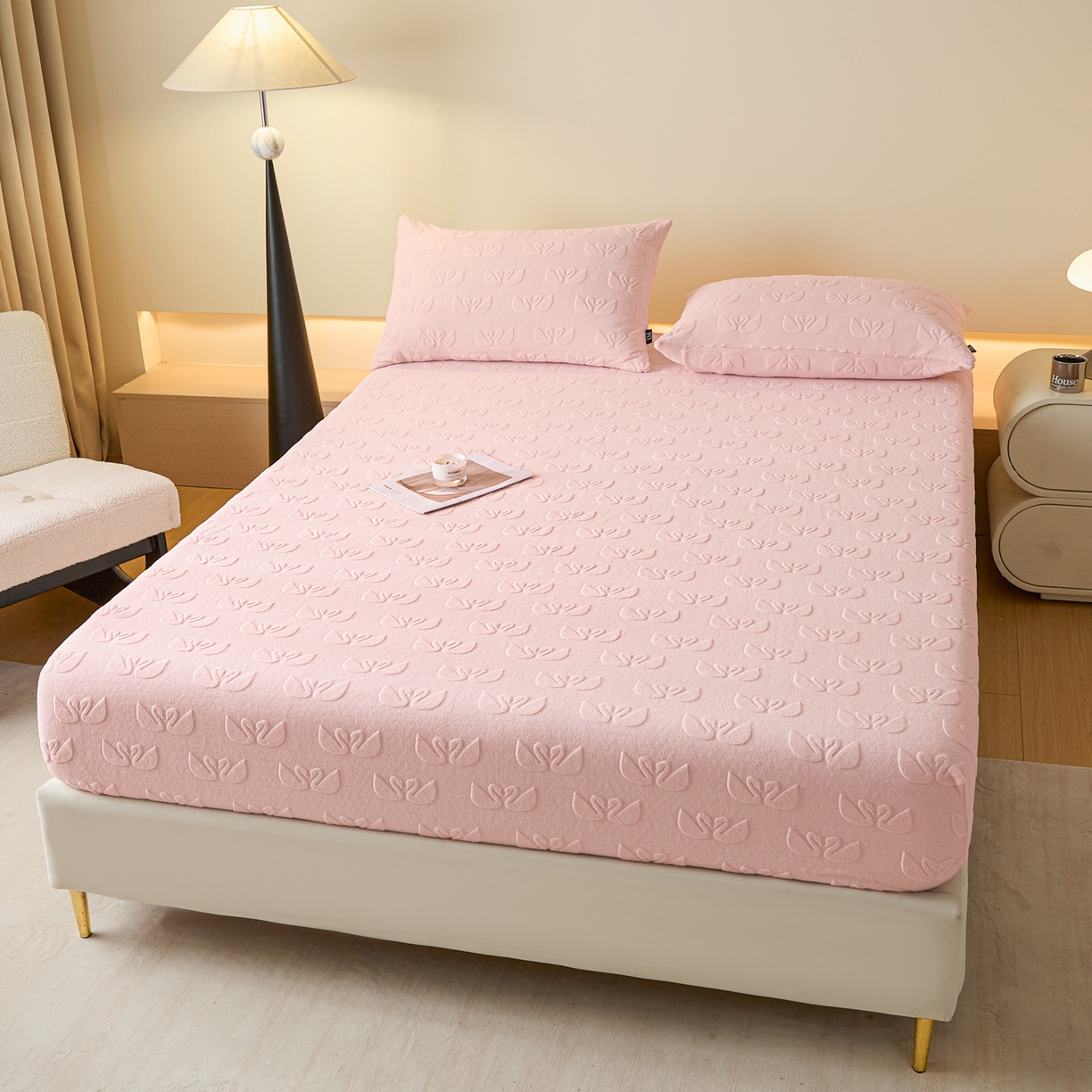 91家纺网 家纺一手货源 找家纺 佳汐蓝家纺 2025新款秋冬高克重牛奶绒雕花床笠三件套 天鹅湖畔（粉）