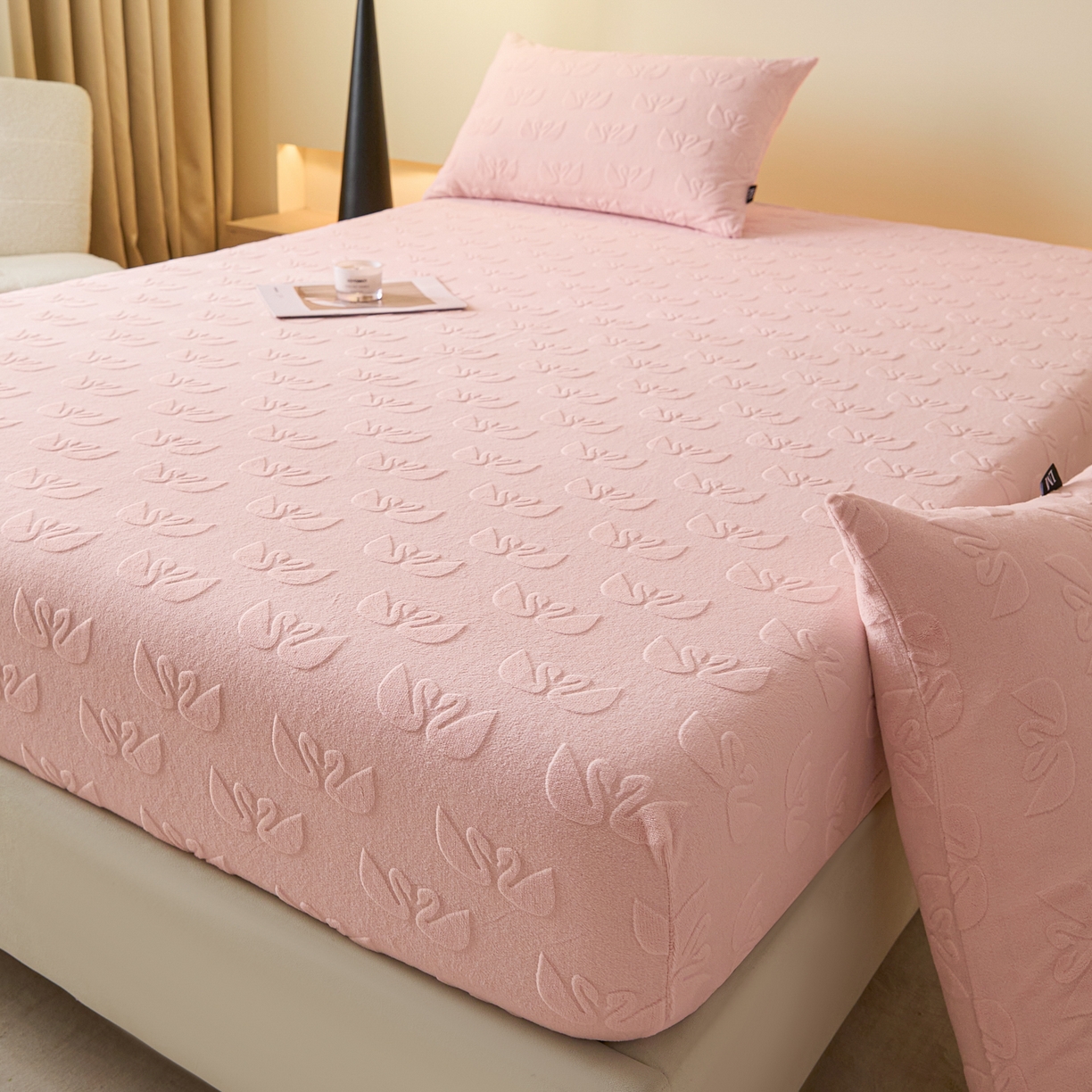 91家纺网 家纺一手货源 找家纺 佳汐蓝家纺 2025新款秋冬高克重牛奶绒雕花床笠三件套 天鹅湖畔（粉）