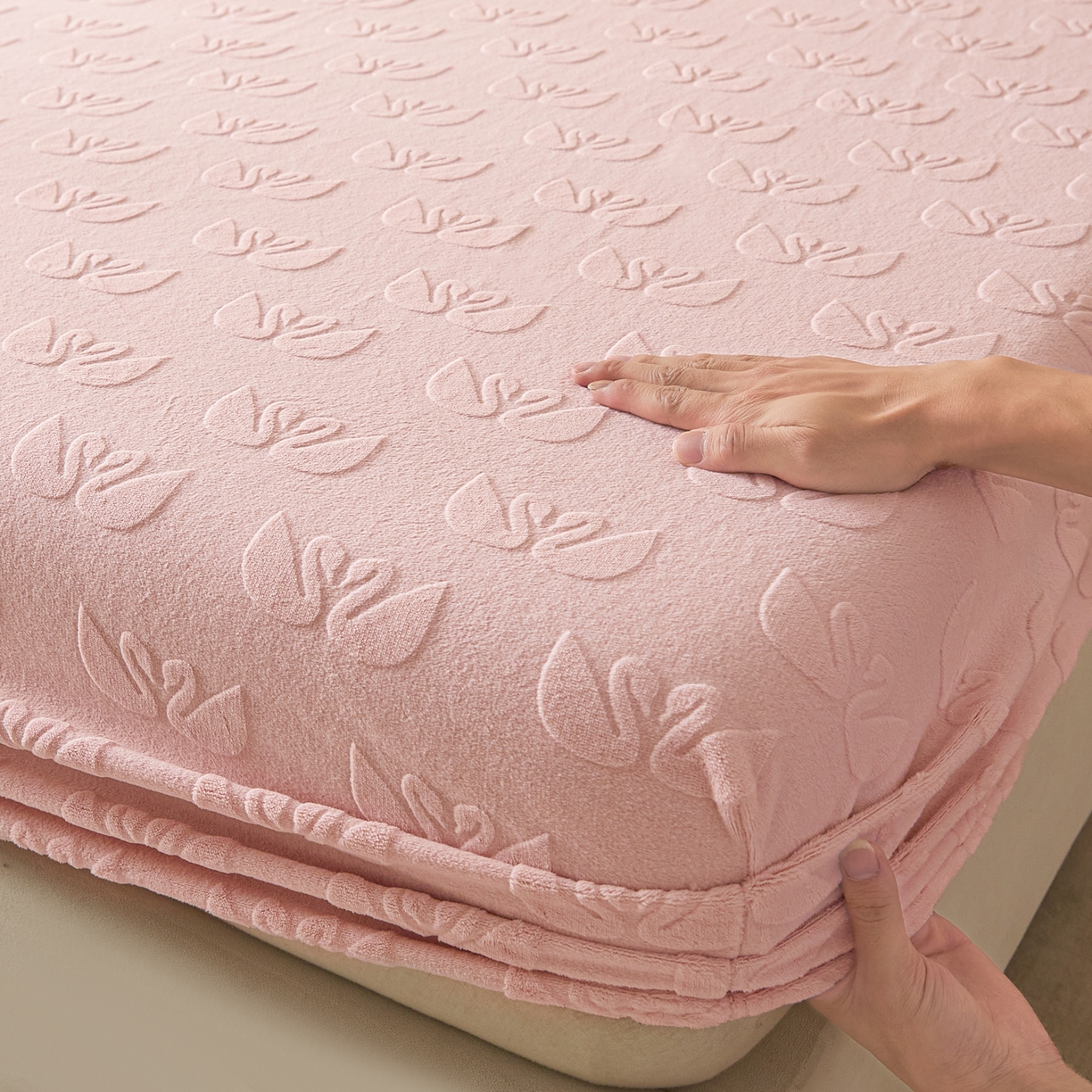 91家纺网 家纺一手货源 找家纺 佳汐蓝家纺 2025新款秋冬高克重牛奶绒雕花床笠三件套 天鹅湖畔（粉）