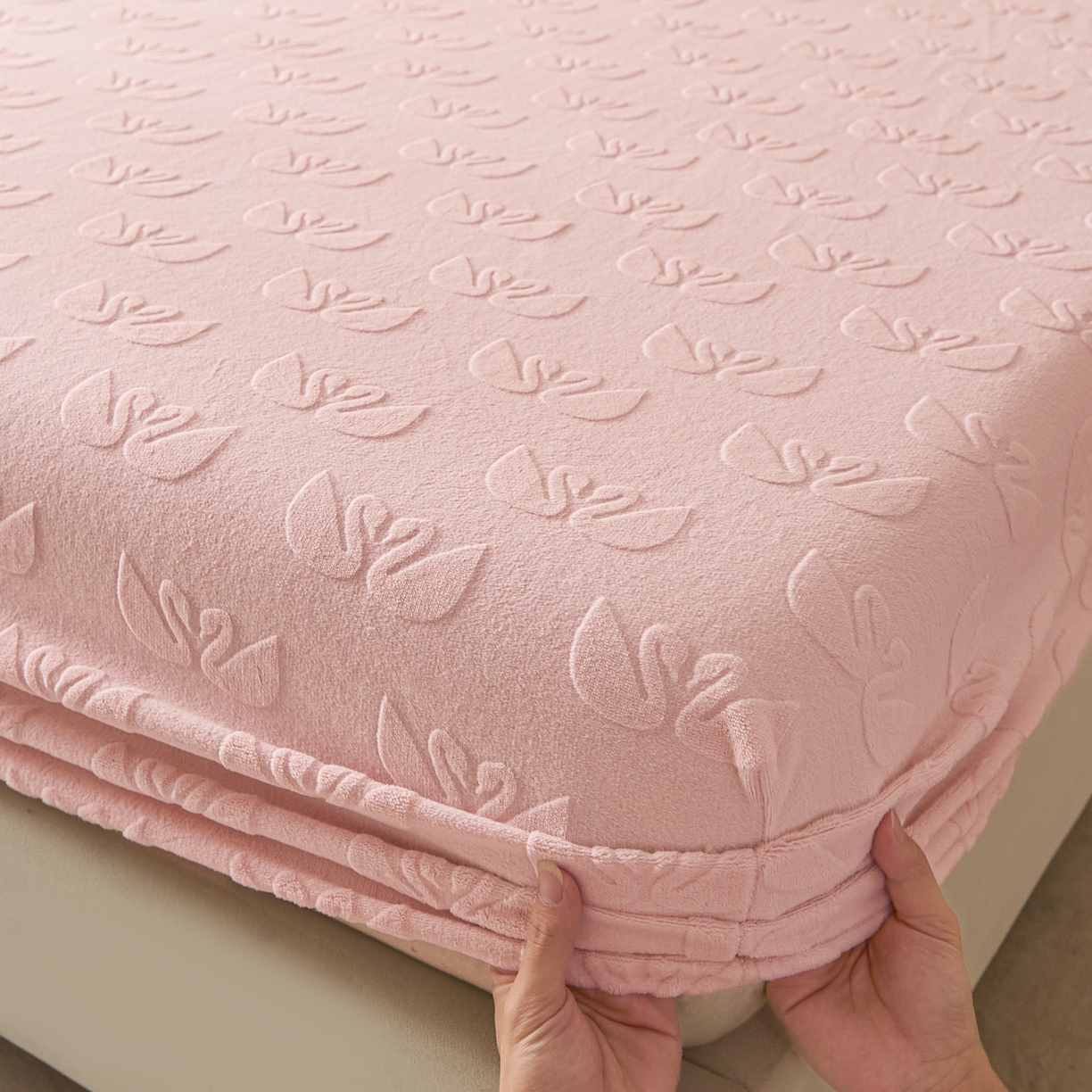 91家纺网 家纺一手货源 找家纺 佳汐蓝家纺 2025新款秋冬高克重牛奶绒雕花床笠三件套 天鹅湖畔（粉）